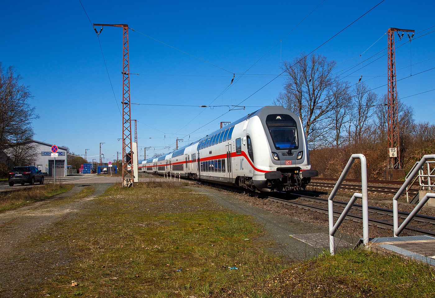 Steuerwagen voraus der IC2 (Garnitur IC 4895) am 04.04.2023, als IC 2229 Dortmund Hbf - Siegen Hbf - Frankfurt(Main)Hbf (von Dortmund bis Dillenburg auch als RE 34 „Dortmund-Siegerland-Express“ geführt), durch Rudersdorf (Kreis Siegen) in Richtung Dillenburg bzw. Frankfurt. Schublok war die 147 568-0 (91 80 6147 568-5 D-DB - IC 4895).