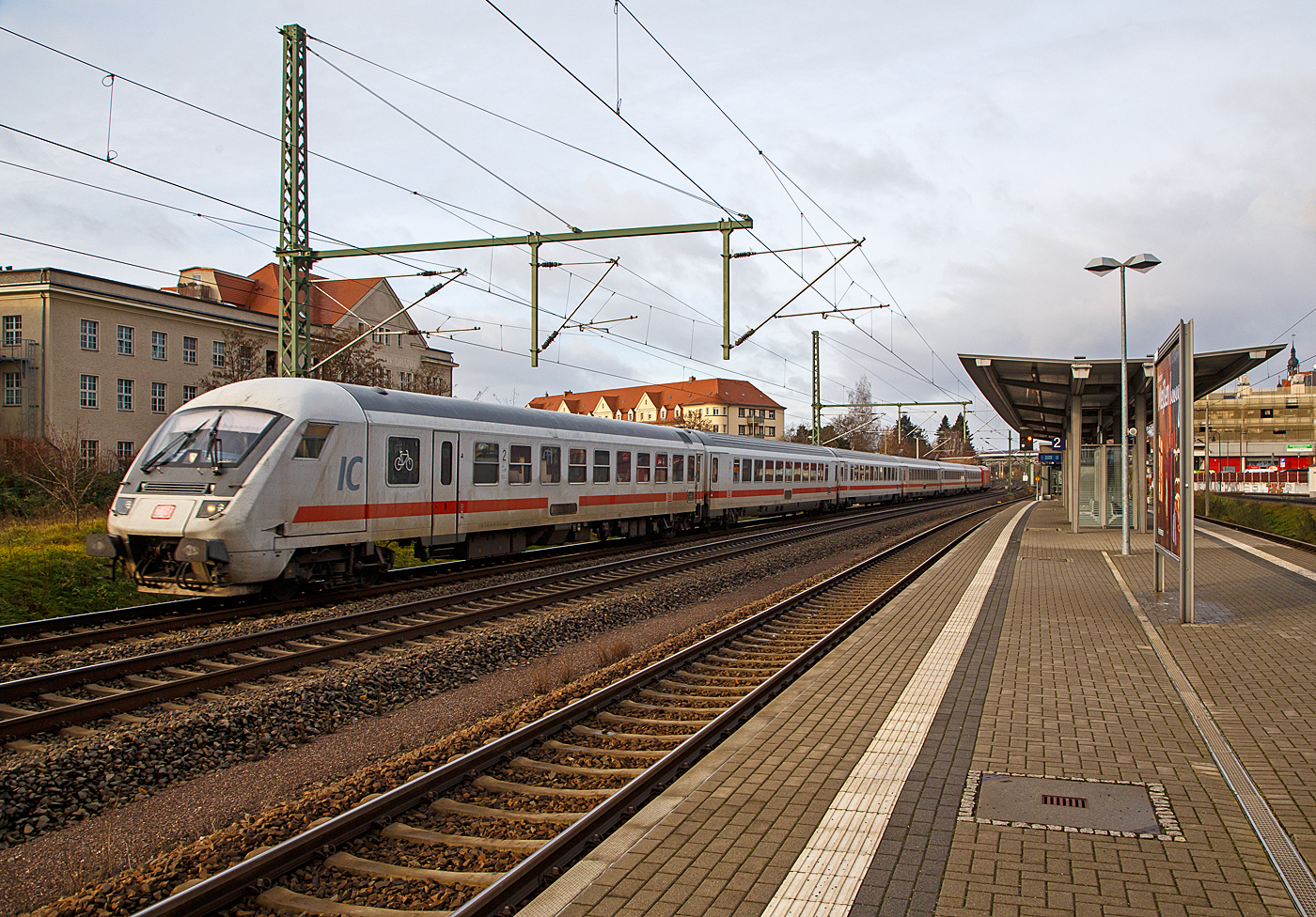 Steuerwagen voraus rauscht ein IC der DB Fernverkehr AG am 07.12.2022 Radebeul Ost in Richtung Dresden, Schublok war die 101 101-4. Die Bahnstrecke Leipzig–Dresden (KBS 500), eine zweigleisige elektrifizierte Hauptbahn fr bis zu 200 km/h, verluft hier etwas abgetrennt vom Bahnhof bzw. von der Bahnstrecke Pirna–Coswig (KBS 241.1). 