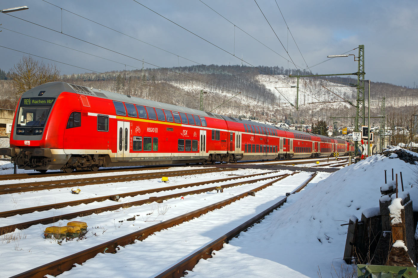 Steuerwagen voraus rauscht der RE 9 rsx - Rhein-Sieg-Express (Siegen – Kln – Aachen) am 21.01.2023 durch Niederschelden (Sieg) in Richtung Betzdorf.

Vorne der klimatisierte 1./2. Klasse Doppelstock-Steuerwagen (DoSto-Steuerwagen) ist der D-DB 50 80 86-81 118-1 der Gattung DABpbzfa 767.3, vom rsx - „Rhein-Sieg-Express“ der DB Regio NRW der DB Regio NRW. Dieser wurde 2010 von Bombardier im Werk Grlitz gebaut fr den „Rhein-Sieg-Express“ der DB Regio NRW. Von der Bauart 767.3 gibt es auch nur 2 Stck diesen und den 119-9 beide sind beim Rhein-Sieg-Express (RE 9) im Einsatz.	

TECHNISCHE DATEN:
Hersteller: Bombardier Werk Grlitz, ex Deutsche Waggonbau AG (DWA)
Spurweite: 1.435 mm
Lnge ber Puffer: 27.270 mm
Wagenkastenlnge: 26.660 mm
Wagenkastenbreite: 2.784 mm
Hhe ber Schienenoberkante: 4.631 mm
Drehzapfenabstand: 20.000 mm
Achsstand im Drehgestell: 2.500 mm
Drehgestellbauart: Grlitz VIII
Leergewicht: 53 t
Hchstgeschwindigkeit: 160 km/h
Bremsbauart: KE-PR-A-Mg-mZ (D)
Sitzpltze: 38 (1.Klasse) / 41 (2. Klasse) 
Toiletten: 1, behindertengerecht, geschlossenes System
Bemerkungen: 2 Mehrzweckabteil, 1 Dienstraum, uneingeschrnkt dieselloktauglich

Schublok war die 111 168-1 (91 80 6111 168-1 D-DB) der DB Regio NRW.