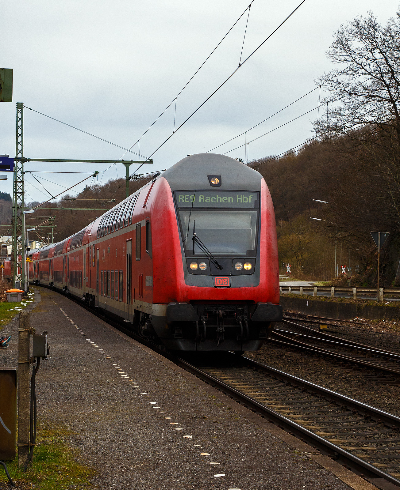 Steuerwagen voraus rauscht der RE 9 rsx - Rhein-Sieg-Express (Siegen – Köln – Aachen) am 17.03.2023 durch Scheuerfeld (Sieg) in Richtung Köln und grüßt dabei mit Licht und Handzeichen den Fotografen. Nochmals liebe Grüße an den netten Lokführer zurück. 