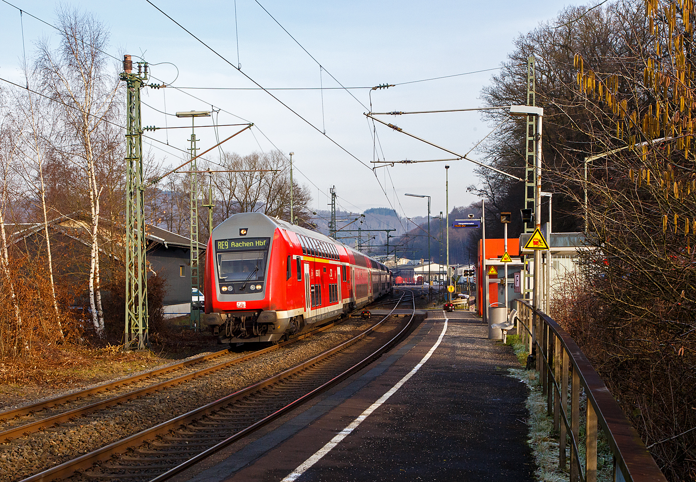 Steuerwagen voraus rauscht der RE 9 rsx - Rhein-Sieg-Express (Siegen – Köln – Aachen) am 18.01.2023 durch den Bahnhof Scheuerfeld (Sieg).