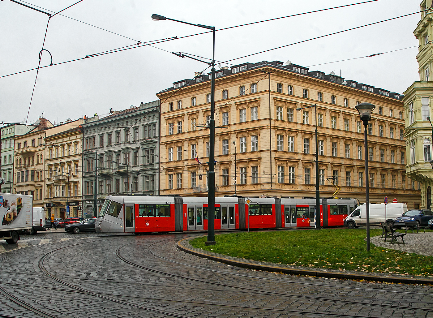 Straßenbahn Prag, der Triebwagen DPP 9137, ein fünfteiliger sechsachsiger Škoda 14T am 23.11.2022, als Linie 24, auf der Senovážné náměstí Prag.DPP steht für Dopravní podnik hlavního města Prahy a.s. (deutsch etwa „Verkehrsbetrieb der Hauptstadt Prag AG“).

Škoda Elektra 14T wurde 2008 von Škoda Transportation a.s. in Plzeň (Pilsen) unter Fabriknummer 9596 gebaut und nach Prag geliefert.
	
Die Straßenbahnen Elektra sind teilweise Niederflurfahrzeuge (50%), der Škoda 14T ist die Variante für die Prager Straßenbahn. Abgesehen von den neuen, von Porsche Design gestalteten Bug- und Heckelementen gibt es auch einige technische Unterschiede zu den Vorgängermodellen, beispielsweise das angetriebene Mittelgestell, um die starken Steigungen im Prager Straßenbahnnetz (bis zu 85 ‰) problemlos bewältigen zu können. Die Straßenbahn-Triebwagen haben feste nicht-drehbare Triebgestelle (Fahrwerke). Die geraden Glieder sind niederflurig und drehfreischwebend (Sänfte) und die ungeraden Glieder sind mit teilweise freigelegten Triebdrehgestellen ausgestattet. Den Niederflur- und Hochflurteil trennt nur eine Stufe. Die elektrische Ausrüstung befindet sich auf dem Dach des Fahrzeuges. Die Spannungswechselrichter ermöglichen eine Energierückgewinnung, was zusammen mit den Traktionsasynchronmotoren die Kosten für den Betrieb sowie für die Wartung reduziert.

Im Hinblick auf den Betrieb auf anspruchsvollen Strecken mit einer großen Neigung verfügt die Straßenbahn Elektra über eine erhebliche Anfahr- sowie Bremsleistung. Die Straßenbahnen müssen sich im Prager Verkehr mit häufigen Bogendurchfahrten ausgleichen, wo der Fahrer die Computersteuerung nutzt, der er eine optimale Geschwindigkeit bestimmt. Der Wagen gliedert sich in fünf Teile auf, wobei nur die Wagenteile 2 und 4 niederflurig und die Wagenteile 1, 3 und 5 hochflurig sind. Der Wagen besitzt vier zweiflüglige und zwei einflüglige Türen, wobei die erste Tür nur dem Fahrer vorbehalten ist. Nach der ersten Tür beginnt erst der Fahrgastraum. An der zweiten Tür befindet sich eine klappbare Rampe, die vom Fahrer mittels Stange umgeklappt werden kann. Die Einstiegskante der Tür in einer Höhe von 350 mm über der SOK erleichtert den Ein- und Ausstieg der Fahrgäste. Die Behindertengerechtigkeit wird durch eine herausziehbare Rampe im Raum der breiten Einstiegstüren gesichert. In dem geräumigen Innenraum wird mit genügend Platz für Familien mit Kinderwagen und für Personen mit eingeschränkter Mobilität gerechnet. Zum Komfort und der Sicherheit der Fahrgästeträgt ein Informations- und Kamerasystem bei.

60 dieser Wagen vom Typ Skoda 14T wurden an die Prager Verkehrsbetriebe geliefert. Als Nachfolger für den Skoda 14T wird der neue Wagentyp Skoda 15T an die Prager Verkehrsbetriebe ausgeliefert,
diese gehören zur Škoda ForCity Familie und sind dreiteilige durchgehend niederflurige Gelenkstraßenbahn-Triebwagen..

TECHNISCHE DATEN der Skoda 14T:
Gebaut: 60 (Nr. 9111 – 9170)
Hersteller: Škoda Transportation a.s. (Plzeň)
Baujahre: 2005–2009
Spurweite: 1.435 mm (Normalspur)
Achsformel: Bo' Bo' Bo'
Länge: 30.250 mm
Höhe: 3.600 mm
Breite: 2.460 mm 
Achsabstand im Fahrwerk: 1.880 mm
Eigengewicht: 40.000 kg
Höchstgeschwindigkeit: 60 km/h
Dauerleistung: 540 kW (6 x 90 kW)
Stromsystem: 600 V DC
Sitzplätze: 69
Stehplätze: 211 (8 Pers./m²) / 105 (4Pers./m²):
Fußbodenhöhe: 350 mm
Niederfluranteil: 50 %
