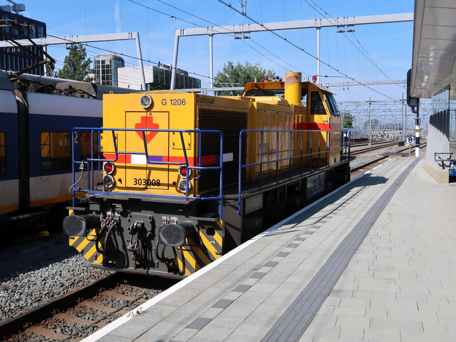 Strukton MaK G 1206 BB diesellokomotive 303008 (92 84 2275 308-9 NL-SRM)
 Danique  Gleis 12 Utrecht Centraal Station 08-09-2023.


Strukton MaK G 1206 BB diesellocomotief 303008 (92 84 2275 308-9 NL-SRM)
 Danique  spoor 12 Utrecht Centraal Station 08-09-2023.