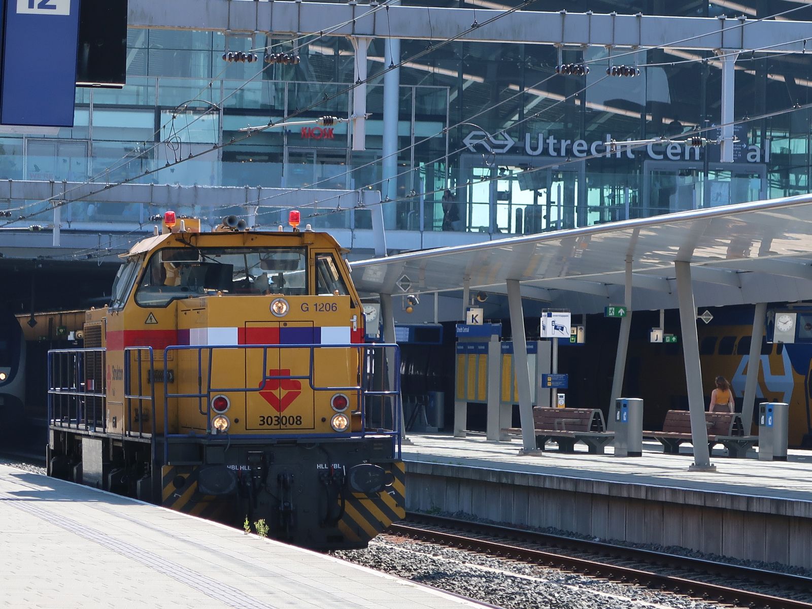 Strukton MaK G 1206 BB diesellokomotive 303008 (92 84 2275 308-9 NL-SRM)
 Danique  Gleis 12 Utrecht Centraal Station 08-09-2023.


Strukton MaK G 1206 BB diesellocomotief 303008 (92 84 2275 308-9 NL-SRM)
 Danique  spoor 12 Utrecht Centraal Station 08-09-2023.