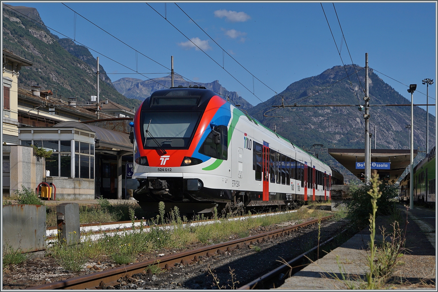 TILO Flirts RABe 524 gehören seit einigen Jahren auf Treniatlia- oder Trenordstrecken zum alltäglichen Betriebsgeschehen. Aber ein TILO Flirt im Piemont, genauer gesagt in Domodossola, ist dann doch eine Seltenheit. Der SBB TILO RABe 524 102 (UIC 94 85 0 524 012-7 CH-FFS) nun mit einem gehoben Stromabnehmer in den Gleichstromteil des Bahnhofs von Domodossola. Allem Anschein nach ist der Triebwagenzug auf Probefahrt. 

22. August 2025 
