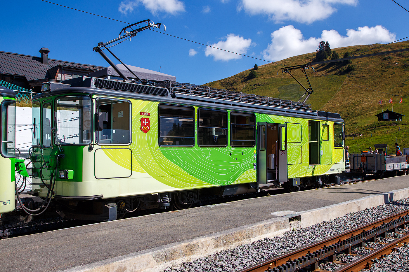 TPC 125 Jahre BVB! (Les TPC célèbrent les 125 ans du BVB!):
Der tpc BVB BDeh 4/4 – 81 „Gryon“, ein elektrischer Personentriebwagen mit Gepäckabteil für den gemischtem Adhäsions- und Zahnradbetrieb, der Bex–Villars–Bretaye-Bahn, am 10 September 2023 im Bergbahnhof Col-de-Bretaye (1.808 m ü. M.). Hinter dem Triebwagen sind die beiden Steuerwagen tpc BVB Bt 61(ex BVB B 53) und der Steuerwagen tpc BVB Bt 63.

Der Triebwagen wurde1976 von SWP (Schindler Waggon AG) in Pratteln gebaut, die SLM (Schweizerischen Lokomotiv- und Maschinenfabrik) in Winterthur lieferte die Drehgestelle mit der Zahnradtechnik und die Elektrik ist von SAAS (Société Anonyme des Ateliers de Sécheron in Genf, später ABB). Ein Jahr später (1977) folgte der BDeh 4/4 82 „Ollon“, 1987 folgte dann noch der BDeh 4/4 83 „Bex“ dieser wurde aber von ACMV/SLM/BBC gebaut.
 
TECHNISCHE DATEN: 
Spurweite: 1.000 mm (Meterspur)
Achsfolge: Bo'zz Bo'zz
Zahnstangensystem: Abt
Länge über Puffer: 15.400 mm
Eigengewicht: 35,6  t
Max. Ladegewicht: 
Maximale Neigung Adhäsion: 57 ‰
Maximale Neigung Zahnstange: 200 ‰
Höchstgeschwindigkeit (Adhäsion): 40 km/h
Höchstgeschwindigkeit (Zahnrad): 20 km/h Berg auf / 15 km/h (Talfahrt)
Leistung: 720 kW
Fahrleitungsspannung: 700 V = 
Sitzplätze: 24
Stehplätze: 26
Bremse: Frein P

Hier die Strecke der BVB führt hinauf zum Col-de-Bretaye auf 1.808 m ü. M. und ist so der höchste Bahnhof der tpc, mit einer maximalen Neigung von 200 ‰ ist die BVB aber nicht die steilste Strecke, das ist die AL- Aigle-Leysin-Bahn mit 230 ‰ Steigung.
