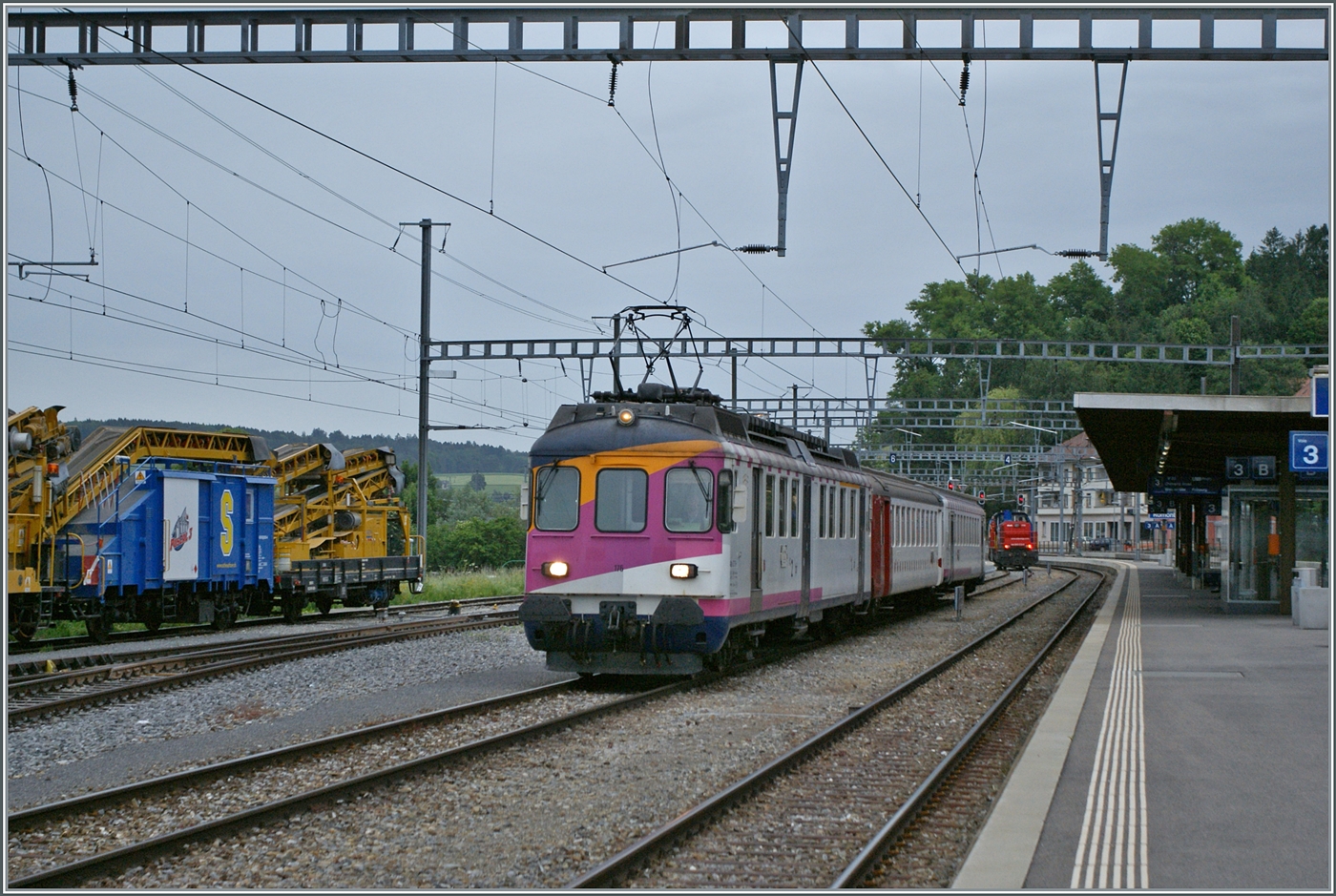 Und schon fährt der TPF Regionalzug nach Bulle zurück nun mit dem ex MThB ABDe 537 176-0  Stadt WIL , an der Spitze des abfahrenden Zuges. 

27. Mai. 2011