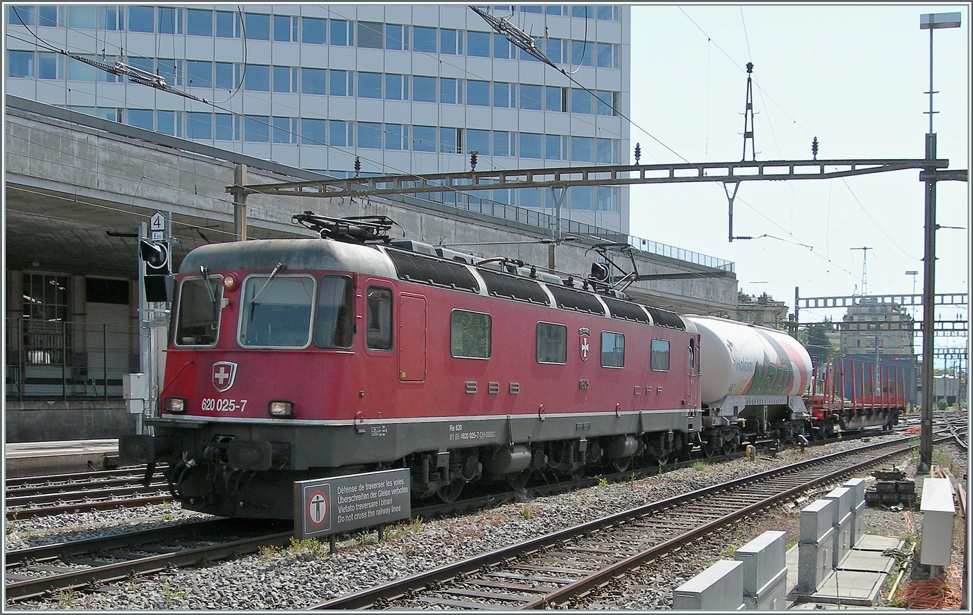 Und zu guter Letzt erschien die SBB Re 6/6 11625 (Re 620 025-7)  Oensigne  in Rot mit einem kurzen Güterzug aus Richtung Palézieux kommend. 

2. Mai 2025