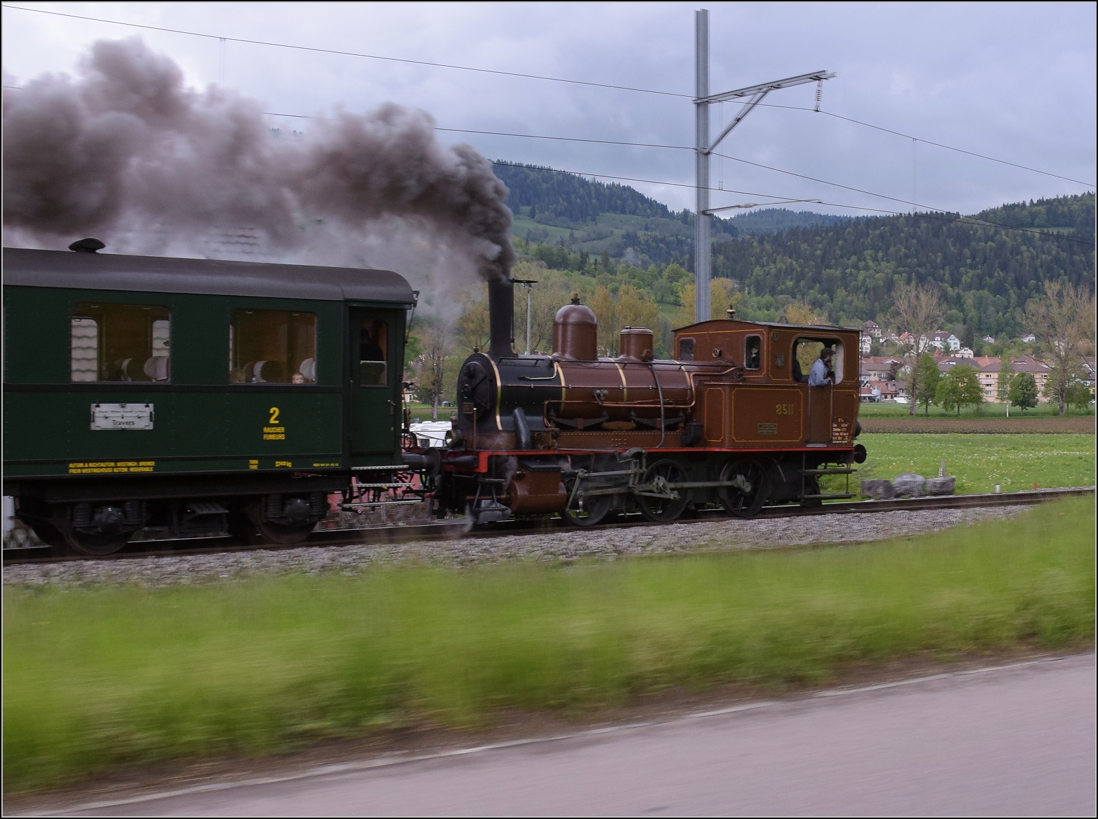 Vapeur Val-de-Travers: Train du Terroir.

E 3/3 8511 bei Couvet. Mai 2023.
