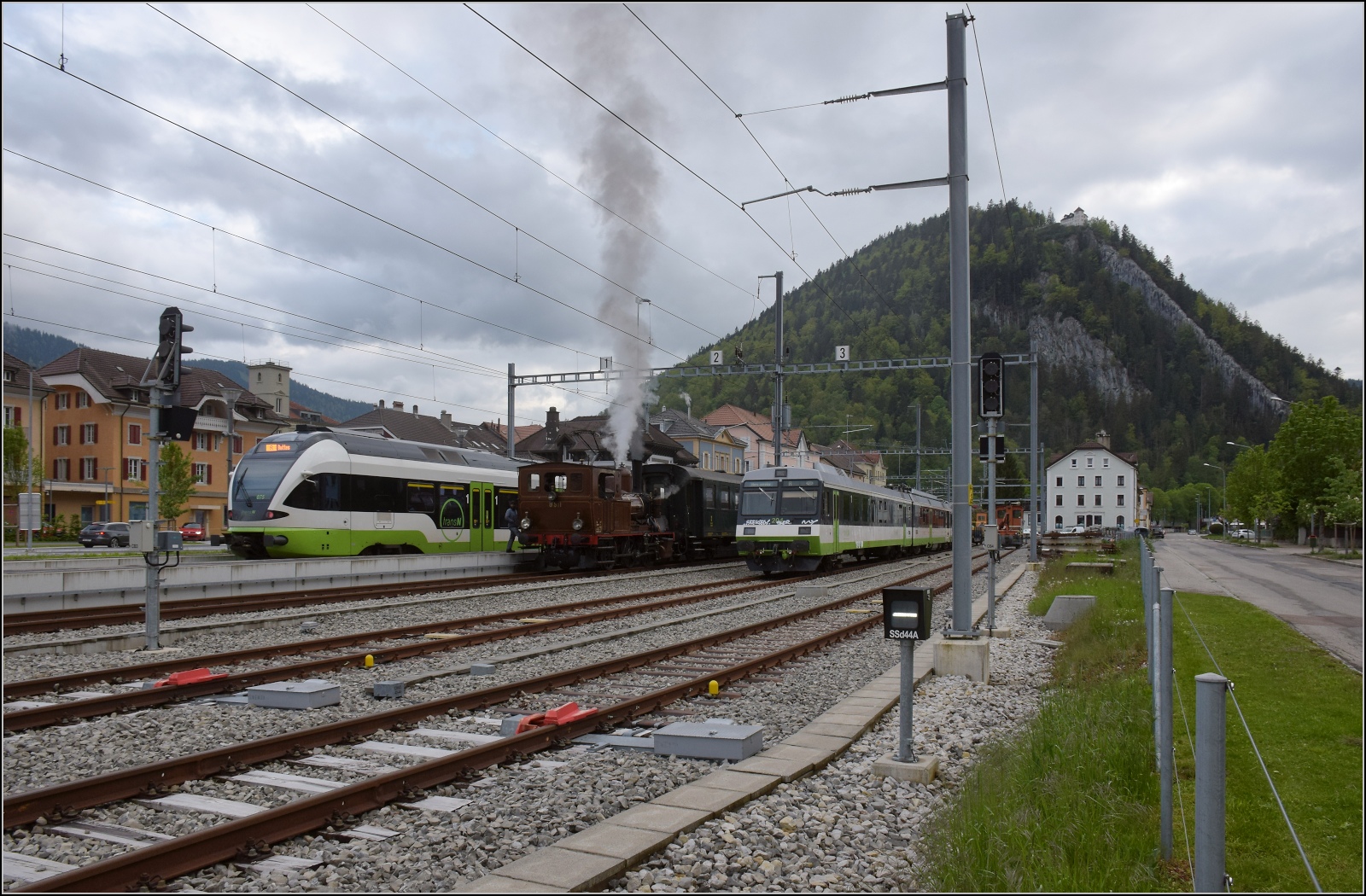 Vapeur Val-de-Travers: Train du Terroir.

Vor dem Chaupeau de Napoléon ist E 3/3 8511 in Fleurier eingekesselt zwischen RABe 523 075 und dem Bt des TransN RABe 567 314. Mai 2023. 