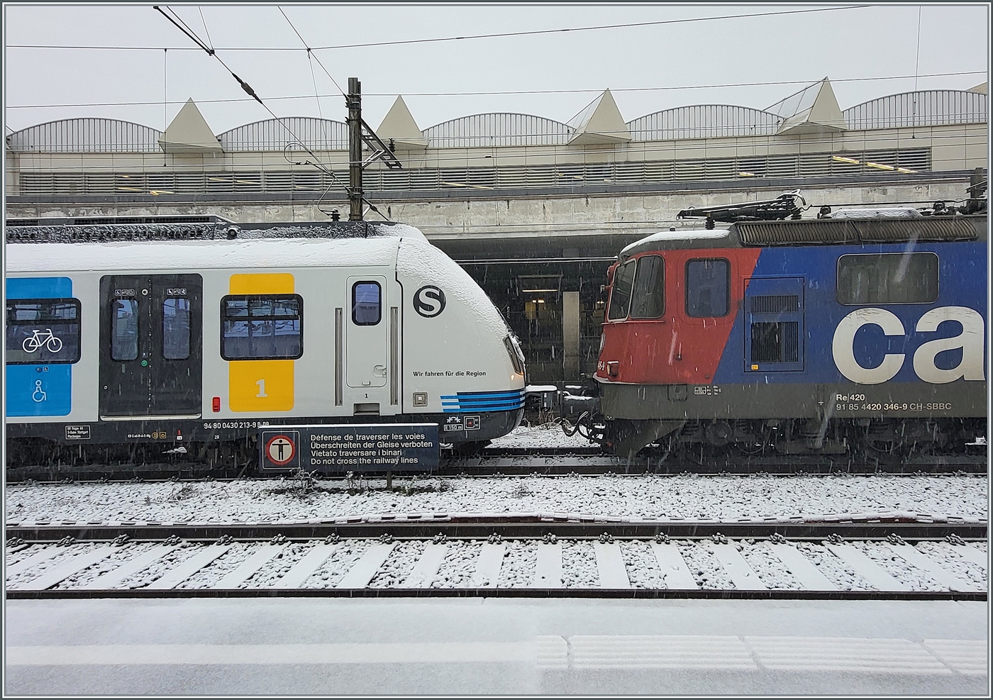 Verkuppelt, aber wie? SBB Cargo Re 420 346-9 (Re 4/4 II 11346) und der DB S-Bahn Stuttgart Triebzug 430 213 in Lausanne. 

21. November 2021