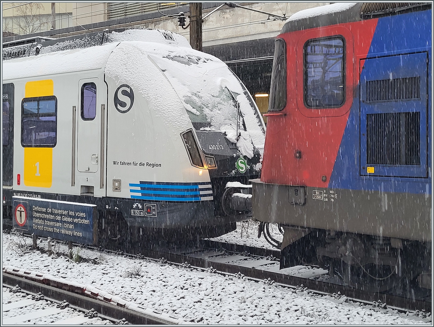 Verkuppelt, aber wie? SBB Cargo Re 420 346-9 (Re 4/4 II 11346) und der DB S-Bahn Stuttgart Triebzug 430 213 in Lausanne. 

21. November 2021