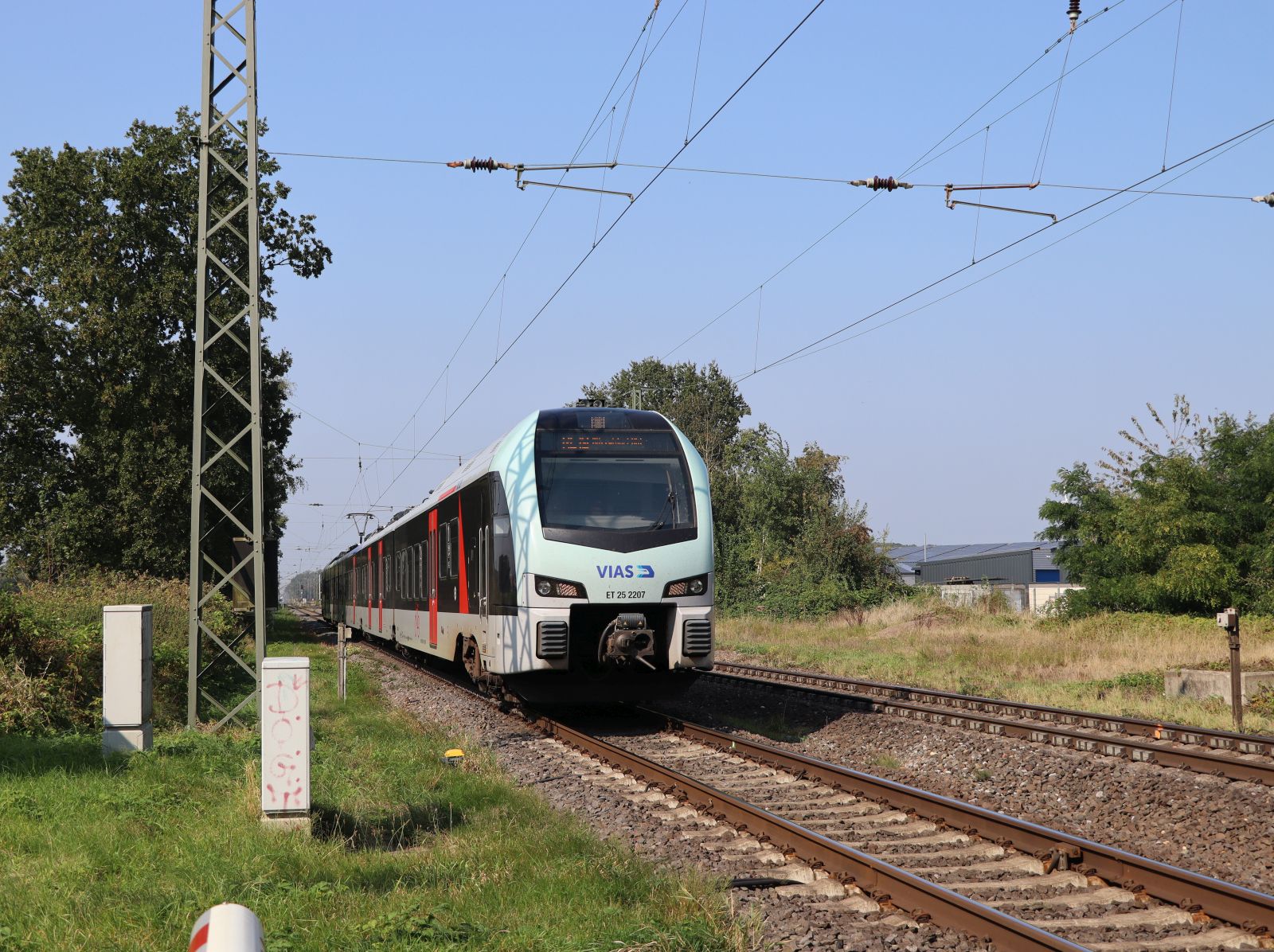 Vias Triebzug ET 25 2207 Abfahrt Bahnhof Mehrhoog bei Bahn�bergang Frietenweg, Hamminkeln 19-09-2024.

Vias treinstel ET 25 2207 net na vertrek station Mehrhoog bij overweg Frietenweg, Hamminkeln 19-09-2024.