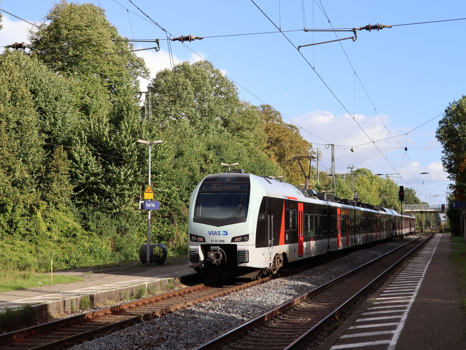 Vias Triebzug ET 25 2208 und 25 2203 Gleis 2 Bahnhof Empel-Rees 16-09-2022.

Vias treinstel ET 25 2208 en 25 2203 spoor 2 station Empel-Rees 16-09-2022.