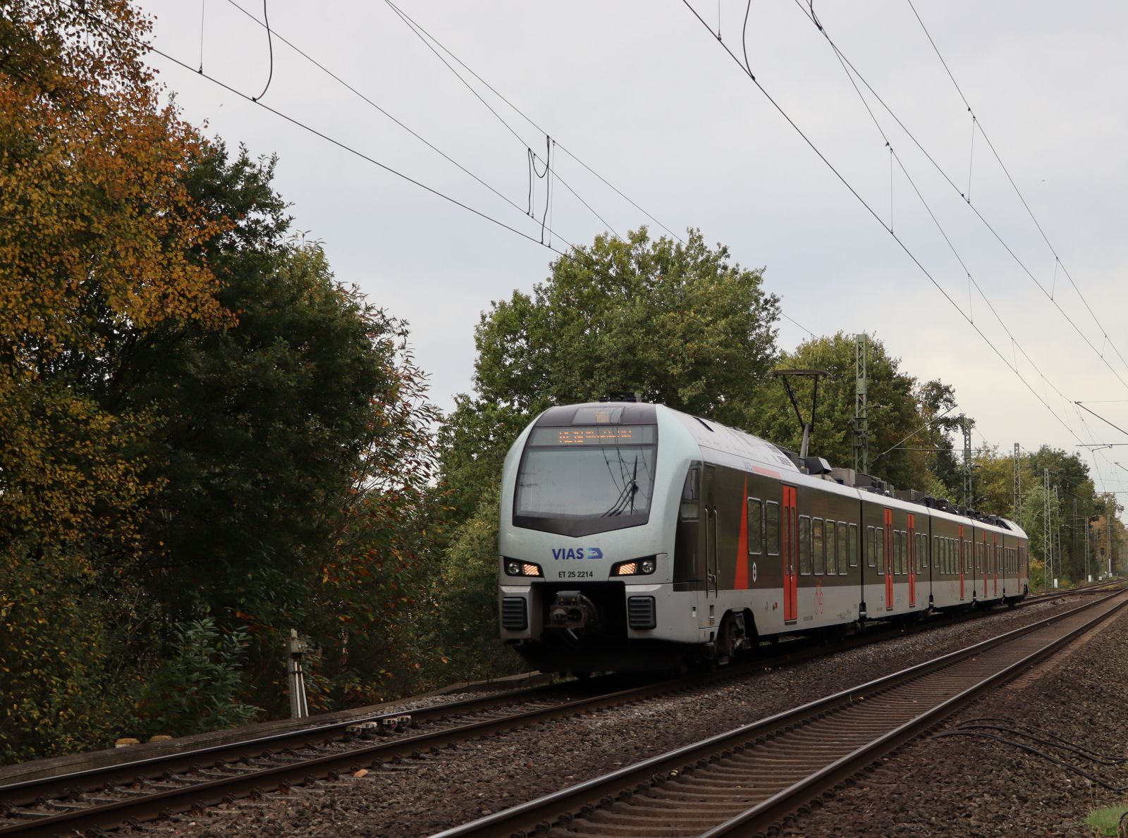 VIAS Triebzug ET 25 2214 bei Bahn�bergang Grenzweg Hamminkeln 03-11-2022.

VIAS treinstel ET 25 2214 bij overweg Grenzweg Hamminkeln 03-11-2022.