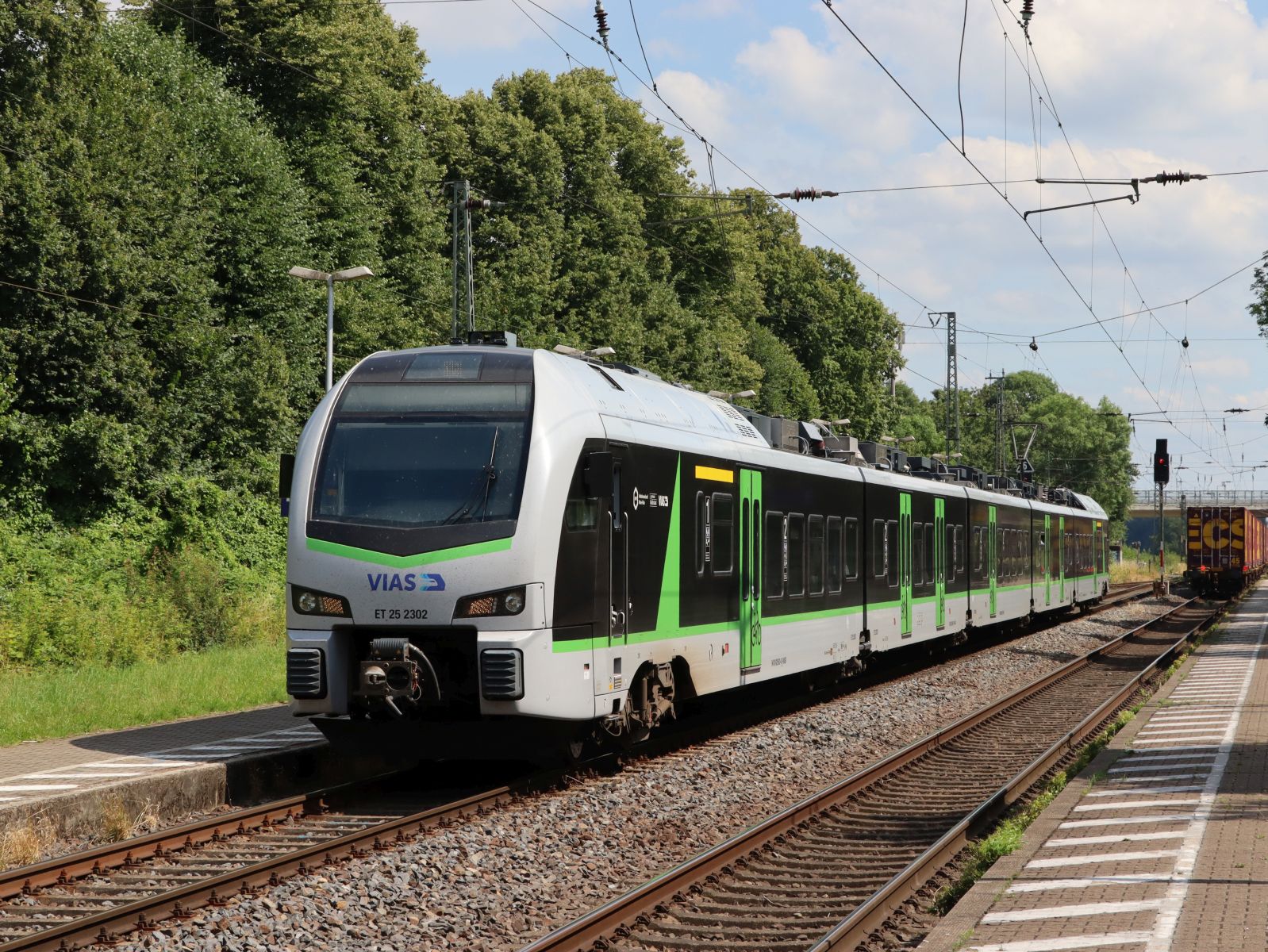 VIAS Triebzug ET 25 2302 Gleis 2 Bahnhof Empel-Rees 11-07-2024.

VIAS treinstel ET 25 2302 spoor 2 station Empel-Rees 11-07-2024.