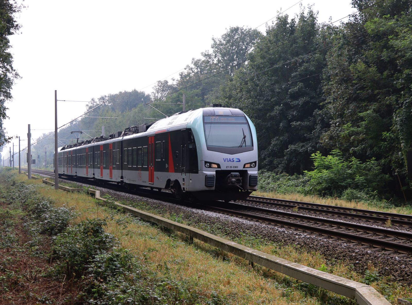 VIAS Triebzug ET 25 2303 bei Bahn�bergang Haagsche Strasse Emmerich 19-09-2024.

VIAS treinstel ET 25 2303 bij overweg Haagsche Strasse Emmerich 19-09-2024.