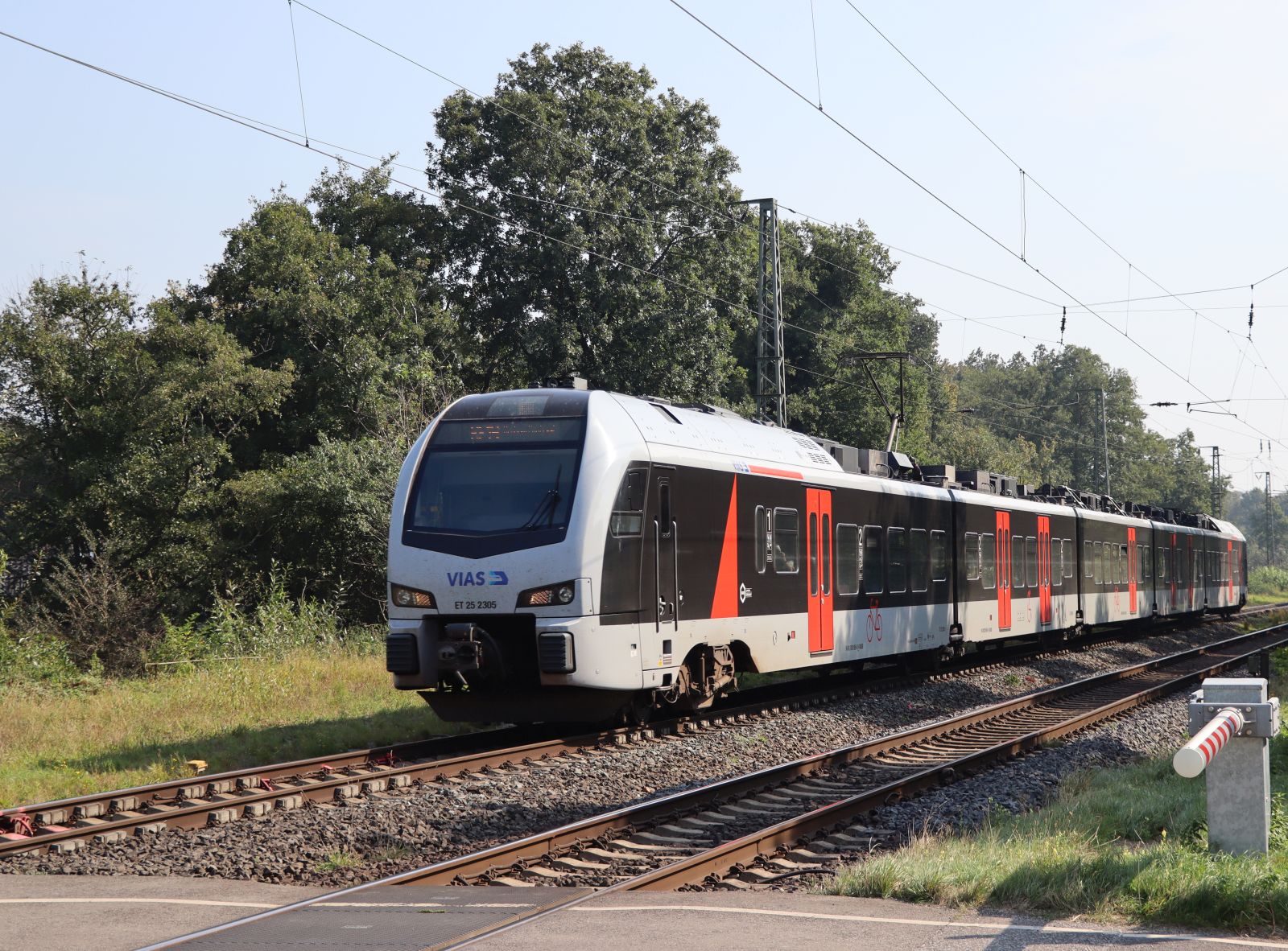 Vias Triebzug ET 25 2305 Bahn�bergang Frietenweg, Hamminkeln 19-09-2024.

Vias treinstel ET 25 2305 overweg Frietenweg, Hamminkeln 19-09-2024.