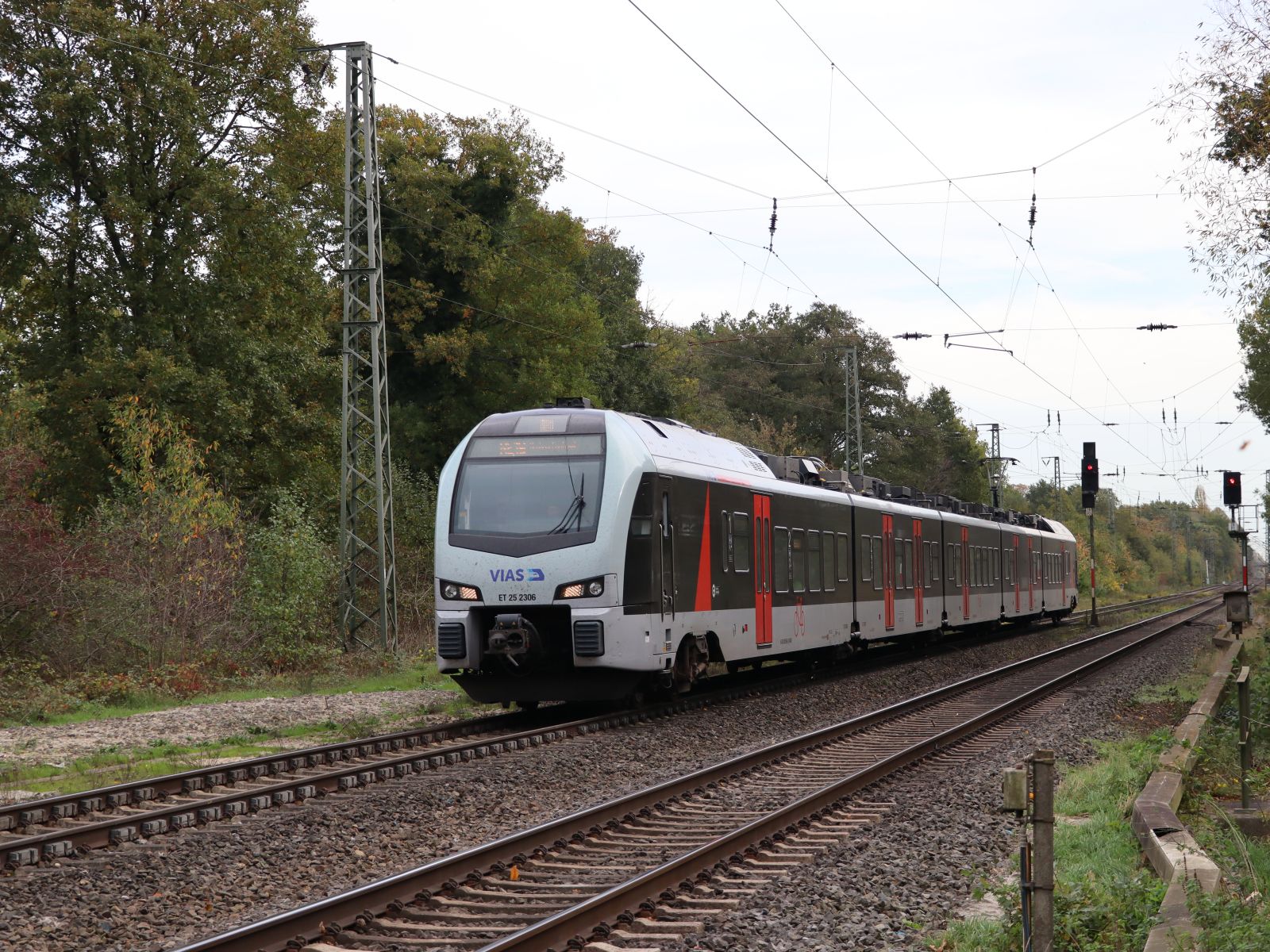 VIAS Triebzug ET 25 2306 Frietenweg, Hamminkeln 03-11-2022.

VIAS treinstel ET 25 2306 Frietenweg, Hamminkeln 03-11-2022.