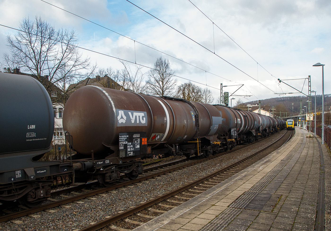 Vierachsiger 93 m Drehgestell-Kesselwagen 33 80 7836 115-1 D-VTG, der Gattung Zans, der VTG (Hamburg) am 04.02.2023 im Zugverband bei der Zugdurchfahrt in Kirchen (Sieg). Das Ladegut ist, laut der Gefahrgutkennzeichnung 30/1202, Diesel oder Heizl.

TECHNISCHE DATEN (gem. Anschriften) :
Spurweite: 1.435 mm
Achsanzahl: 4 (in 2 Drehgestelle)
Lnge ber Puffer: 16.440 mm
Drehzapfenabstand: 11.460 mm
Achsabstand im Drehgestell: 1.800 mm
Laufraddurchmesser: 920  mm (neu) 
Eigengewicht: ca. 23.698 kg
Tankinhalt: 93.000 Liter (93 m)
Max. Ladegewicht: 66,3 t (Streckenklasse D) 
Hchstgeschwindigkeit: 100 km/h (beladen) / 120 km/h (leer)
Kleinster befahrbarer Gleisbogen: R 75 m
Bremse: KE-GP (LL)
Verwendungsfhigkeit: RIV

Tankcode: L4BH
L = Tank fr Stoffe in flssigem Zustand 
4 = zutreffender Mindestprfdruck in bar
B = Tank mit Bodenffnungen mit 3 Verschlssen fr das Befllen oder Entleeren
H = luftdicht verschlossener Tank
Max. Betriebsdruck: 3,0 bar