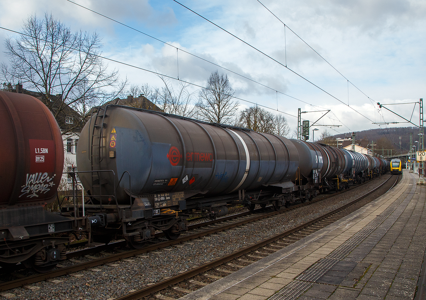 Vierachsiger 95 m³ Drehgestell-Kesselwagen 33 54 7838 556-0 CZ-ERSA, der Gattung Zacns, der französischen Vermietungsfirma ERMEWA S.A. Laut der Gefahrgutkennzeichnung 30/1202 ist das Ladegut Diesel oder Heizöl.

Der Tankcode ist L4BH, die Intern. Verwendungsfähigkeit TEN-GE.