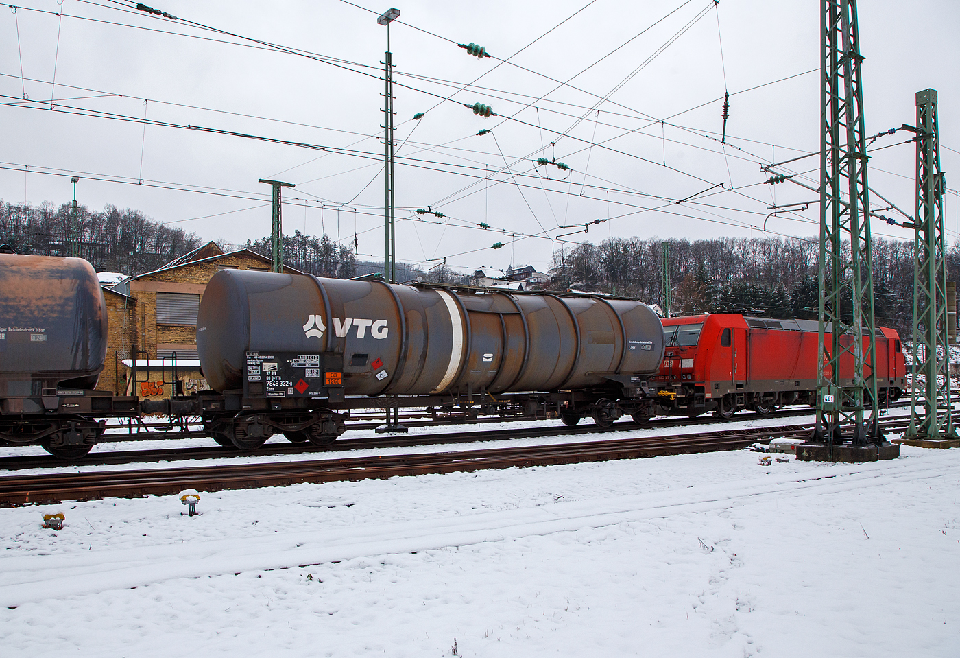 Vierachsiger 95 m³ Drehgestell-Kesselwagen 37 80 7848 332-8 D-VTG, der Gattung Zans, der VTG (Hamburg) am 08.03.2023 im Zugverband bei der Zugdurchfahrt in Betzdorf (Sieg). Das Ladegut ist, laut der Gefahrgutkennzeichnung 33/1268, nicht genau genannte Erdöldestillate bzw. Erdölprodukte.

TECHNISCHE DATEN (gem. Anschriften) :
Spurweite: 1.435 mm
Achsanzahl: 4 (in 2 Drehgestelle)
Länge über Puffer: 17.000 mm
Drehzapfenabstand: 11.460 mm
Achsabstand im Drehgestell: 1.800 mm
Laufraddurchmesser: 920  mm (neu) 
Eigengewicht: 24.360 kg
Tankinhalt: 94.970 Liter (ca. 95 m³)
Max. Ladegewicht: 65,5t (Streckenklasse D) / DB auf CM 60,4 t
Höchstgeschwindigkeit: 100 km/h (beladen) / 120 km/h (leer)
Kleinster befahrbarer Gleisbogen: R 75 m
Bremse: KE-GP (LL)
Verwendungsfähigkeit: RIV

Tankcode: L4BH
L = Tank für Stoffe in flüssigem Zustand 
4 = zutreffender Mindestprüfdruck in bar
B = Tank mit Bodenöffnungen mit 3 Verschlüssen für das Befüllen oder Entleeren
H = luftdicht verschlossener Tank
Max. Betriebsdruck: 3,0 bar