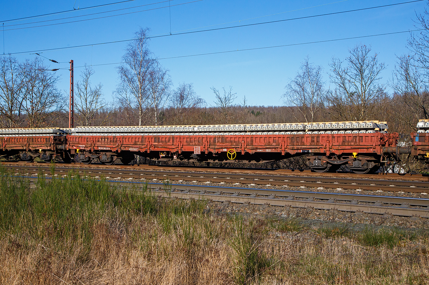 Vierachsiger Drehgestell-Flachwagen, mit Seiten- und Stirnwandklappen und mit Rungen, 31 80 3942 786-5 D-DB, der Gattung Res 677 (ex DR Res 3936), der DB Cargo Deutschland AG, im Zugverband am 07.02.2023 bei der Zugdurchfahrt in Rudersdorf (Kr. Siegen), beladen Betonschwellen.

In den Jahren 1977/78 liefert Waggonbau Niesky Res-Wagen an die DR – Deutsche Reichsbahn, sie werden als Res [3936] bezeichnet. Im Jahr 1994 werden die von der DB AG übernommenen Wagen  in Res 677 umgezeichnet.

Mit einer Ladelänge von 18,50 m dienen diese Wagen zur Beförderung von schweren Walzprofilen und von anderen sperrigen und schweren Gütern sowie Fahrzeugen und Schüttgütern. Das Untergestell ist als Schweißkonstruktion unter Verwendung von Walzprofilen und Blechen ausgebildet. Für alle tragenden Bauteile wurde Stahl der Güte St 52-3 verwendet. Der Wagen ist mit zwei Stirnwandklappen und mit 18 Seitenwandklappen ausgerüstet. Die Klappen sind in Stahlausführung hergestellt. Die Stirnwandklappen können mit Fahrzeugen bis zu einer Radkraft von 50 kN (5 t) befahren werden. Der Wagen ist auf jeder Wagenlängsseite mit 8 Drehrungen und 8 versenkbaren Gleitrungen ausgerüstet. An jeder Wagenstirnseite sind zwei Fallrungen angeordnet. Der Fußboden besteht aus 56 mm dicken Kiefernholzbohlen. Er kann mit Fahrzeugen bis zu einer Radkraft von 50 kN befahren werden. Der Wagen hat keine Ladeschwellen. Mit heruntergeklappten Seitenwänden kann der Wagen nur mit Lademaßüberschreitung befördert werden. Der Wagen ist mit einer vom Boden aus bedienbaren Feststellbremse ausgerüstet, die auf alle 4 Radsätze wirkt.

TECHNISCHE DATEN:
Spurweite: 1.435 mm (Normalspur)
Gattung/Bauart: Res 677 (ex DR Res 3936)
Anzahl der Achsen: 4 in 2 Drehgestellen
Länge über Puffer: 19.900 mm
Drehzapfenabstand:  14.860 mm
Achsabstand in den Drehgestellen: 1.800 mm
Eigengewicht: 24.500 kg
Ladelänge: 18.500 mm
Ladefläche: 48,8 m²
Höhe Fußboden: 1.247 mm
Maximale Ladegewicht: 55,5 t (Streckenklasse C)
Höchstgeschwindigkeit: 100 km/h (beladen) / 120 km/h (leer)
Kleinster befahrbarer Gleisbogenhalbmesser: R 35 m
Feststellbremse: ja
Bremse: KE-GP (LL)
Bremssohle: IB 116
Intern. Verwendungsfähigkeit:  RIV