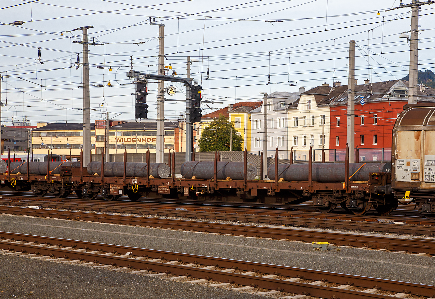 Vierachsiger Drehgestell-Flachwagen, mit Stirnwandklappen und Drehrungen, ohne Seitenklappen, 31 81 3991 021-6 A-RCW, der Gattung Rns-z, der Rail Cargo Austria (zur ÖBB), am 12.09.2022 im Zugverband beladen mit geschmiedetem Rundstahl bei einer Zugdurchfahrt im Hbf Salzburg.

TECHNISCHE DATEN: 
Spurweite: 1.435 mm (Normalspur)
Anzahl der Achsen: 4 (in 2 Drehgestellen)
Länge über Puffer:  22.350 mm
Drehzapfenabstand:  9.000 mm
Achsabstand im Drehgestell: 1.800 mm
Länge der Ladefläche: 21.000 mm 
Höhe der Ladefläche von SOK: 1.260 mm
Ladefläche: 55,4 m²
Eigengewicht:  23.500 kg
Max. Zuladung: 58,5 t (ab Streckenklasse C), 66,5 t (ab Streckenklasse C)
Max. Geschwindigkeit: 100 km/h 
Bremse: O-GP-A (LL)
Bremssohle: IB 116
Feststellbremse: Ja
Verwendungsfähigkeit: RIV

Die Bedeutung der Gattungs- und Kennbuchstaben (hier Rns-z): 
R - Drehgestellflachwagen in Regelbauart
n - höchste Lastgrenze über 60 t
s - lauffähig bis 100 km/h
-z - Ladelänge 21 m