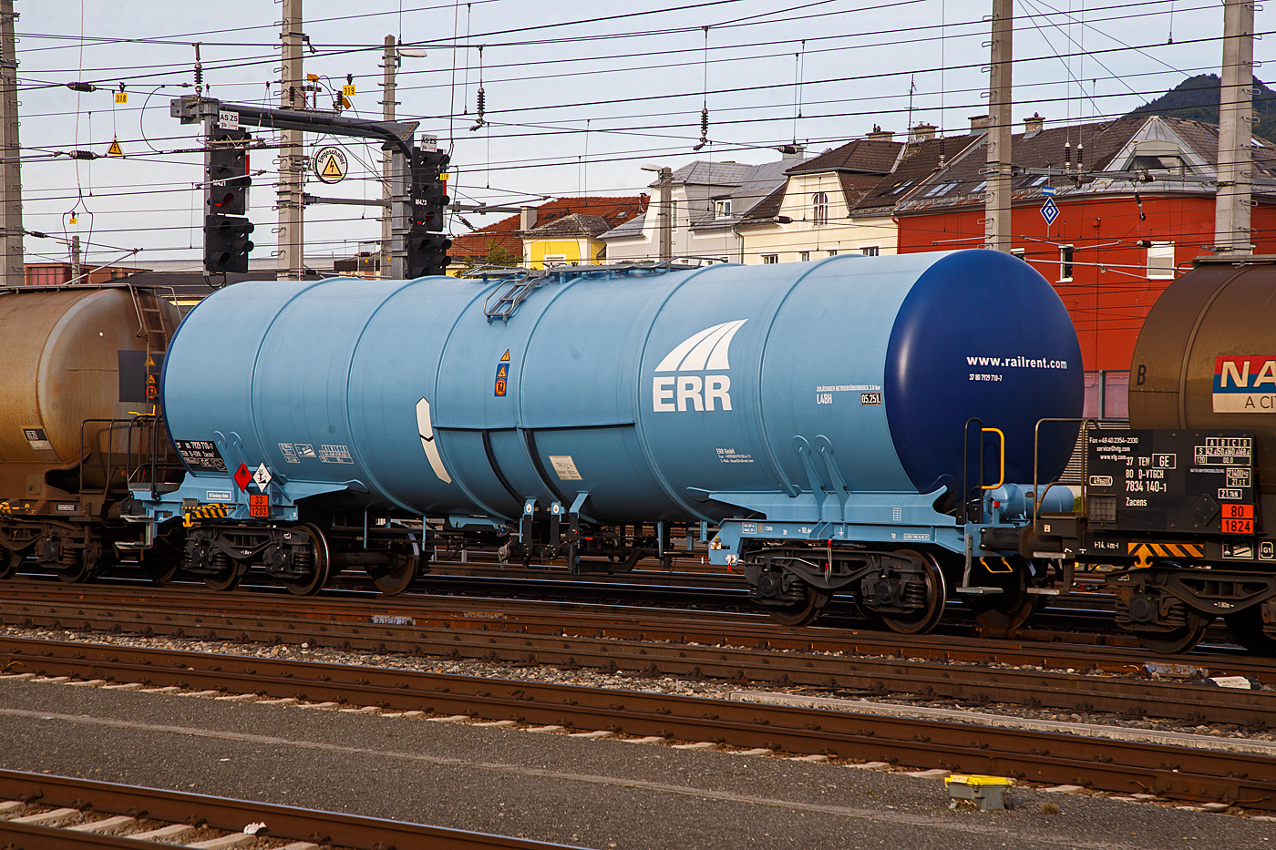 Vierachsiger Drehgestell-Kesselwagen 33 80 7929 710-7 D-ERR, der Gattung Zacns 5, der ERR European Rail Rent GmbH, am 12.09.2022 im Zugverband bei der Zugdurchfahrt im Hbf Salzburg (A) in Richtung Deutschland.

Die Gefahrgutkennzeichnung 33/1203 zeigt an es handelt sich beim Ladegut um Benzin/Ottokraftstoff.

TECHNISCHE DATEN:
Gattung: Zacns 5(Gattungszahl 7929)
Hersteller: Tatravagónka a.s. in Poprad (Slowakei)
Spurweite: 1.435 mm
Länge über Puffer : 16.400 mm
Drehzapfenabstand: 10.860 mm
Achsabstand im Drehgestell: 1.800 mm
Laufraddurchmesser: 920 mm (neu)
Drehgestelltyp: Y25 Ls-K
Höchstgeschwindigkeit: 100 km/h / 120 km/h (leer)
Eigengewicht: 22.100 kg
Nutzlast: 59,9 t ab Streckenklasse C / 67,9 ab Streckenklasse D
Gesamtvolumen: 98.048 Liter (98 m³)
Max. Betriebsdruck: 3,0 bar
Tankcode: L 4 BH
L= Tank für Stoffe in flüssigem Zustand (flüssige Stoffe oder feste Stoffe, die in geschmolzenem Zustand zur Beförderung aufgegeben werden)
4= zutreffender Mindestprüfdruck in bar
B = Tank mit Bodenöffnungen mit 3 Verschlüssen für das Befüllen oder Entleeren 
H = luftdicht verschlossener Tank
Bremse: KE-GP-A (K)
Bremssohle: C810
Intern. Verwendungsfähigkeit: TEN-GE