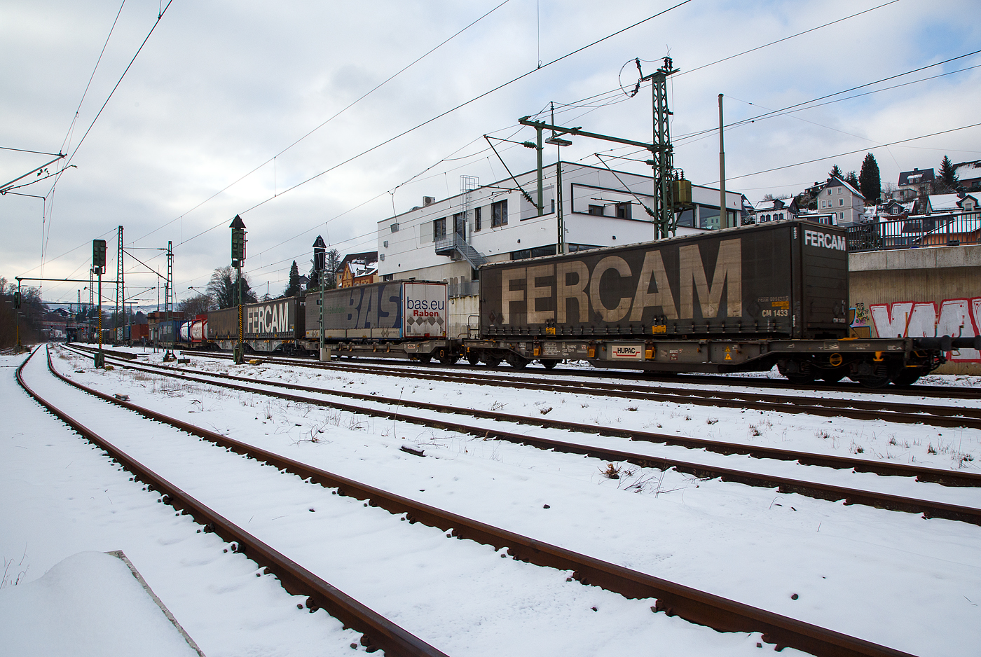 Vierachsiger Drehgestell-Taschenwagen für den Transport von Sattelaufliegern und Container 83 85 4512 020-9 CH-HUPAC der Gattung Sdgmnss (Talbot T3) der HUPAC Intermodal SA, im Zugverband am 21.01.2023 bei einer Zugdurchfahrt in Niederschelden (Sieg), beladen mit einer FERCAM Sattelzug-Wechselbrücke.

Dieser Wagen wurden bereits 1990 von Waggonfabrik Talbot in Aachen gebaut, sie entsprechen denen der Gattung Sdgmns 743 der DB Cargo AG.

Der vierachsige Huckepack-Taschenwagen (Europäischer Einheits-Taschenwagen) dient der Beförderung von Sattelaufliegern, Wechselbehältern und Großcontainern. Er ist für den internationalen Huckepack-Verkehr zugelassen.

TECHNISCHE DATEN:
Spurweite: 1.435 mm
Länge über Puffer: 18.340 mm
Drehzapfenabstand: 13.300 mm
Achsabstand im Drehgestellen: 1.800 mm
Drehgestell-Bauart: Y 25 CS - 627
Max Ladelänge: 1 Sattelanhänger  (16.425 mm f. Container und Wechselbehälter)
Ladeebene Tasche ü. SO: 270 mm
Aufstandshöhe ü. SO für Ct und WB: 1.175 mm
Eigengewicht: ca. 21.000 kg 
Max. Zuladung bei Lastgrenze S: 69,0  t (ab Streckenklasse D)
Max. Zuladung bei Lastgrenze SS: 52,0  t (ab Streckenklasse B)
Höchstgeschwindigkeit: 100 km/h (Lastgr. S) / 120 km/h (Lastgr. SS und leer)
Bremse: O-GP-A
Kleinster befahrbarer Gleisbogen: R 75 m
Intern. Verwendungsfähigkeit: Privatwagen

Die Bedeutung der Gattungs- und Kennbuchstaben (hier  Sdgmnss):
S - Drehgestell-Flachwagen in Sonderbauart
d - für den Transport von Straßenfahrzeugen eingerichtet
g - für den Transport von Containern bis 60 Fuß eingerichtet
m - bei mit vier Radsätzen Ladelänge 15 m bis unter 18 m
n - mit vier Radsätzen höchste Lastgrenze über 60 t
ss - Höchstgeschwindigkeit 120 km/h