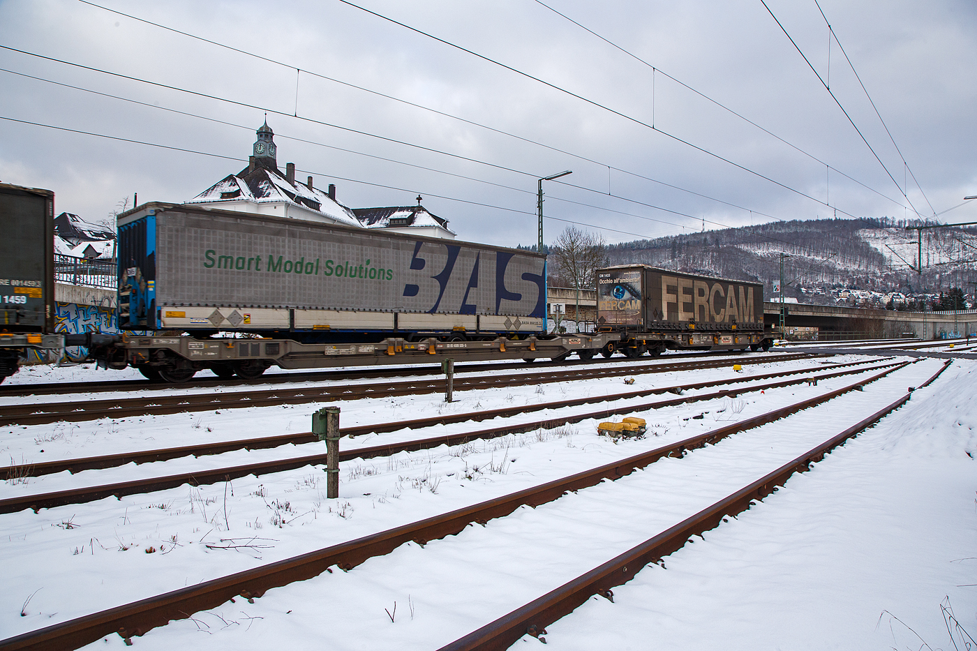 Vierachsiger Drehgestell-Taschenwagen für den Transport von Sattelaufliegern und Container 33 85 4506 535-5 CH-HUPAC der Gattung Sdgnss (T4) der HUPAC Intermodal SA, im Zugverband am 21.01.2023 bei der Zugdurchfahrt in Niederschelden (Sieg), hier beladen mit einem Sattelauflieger.