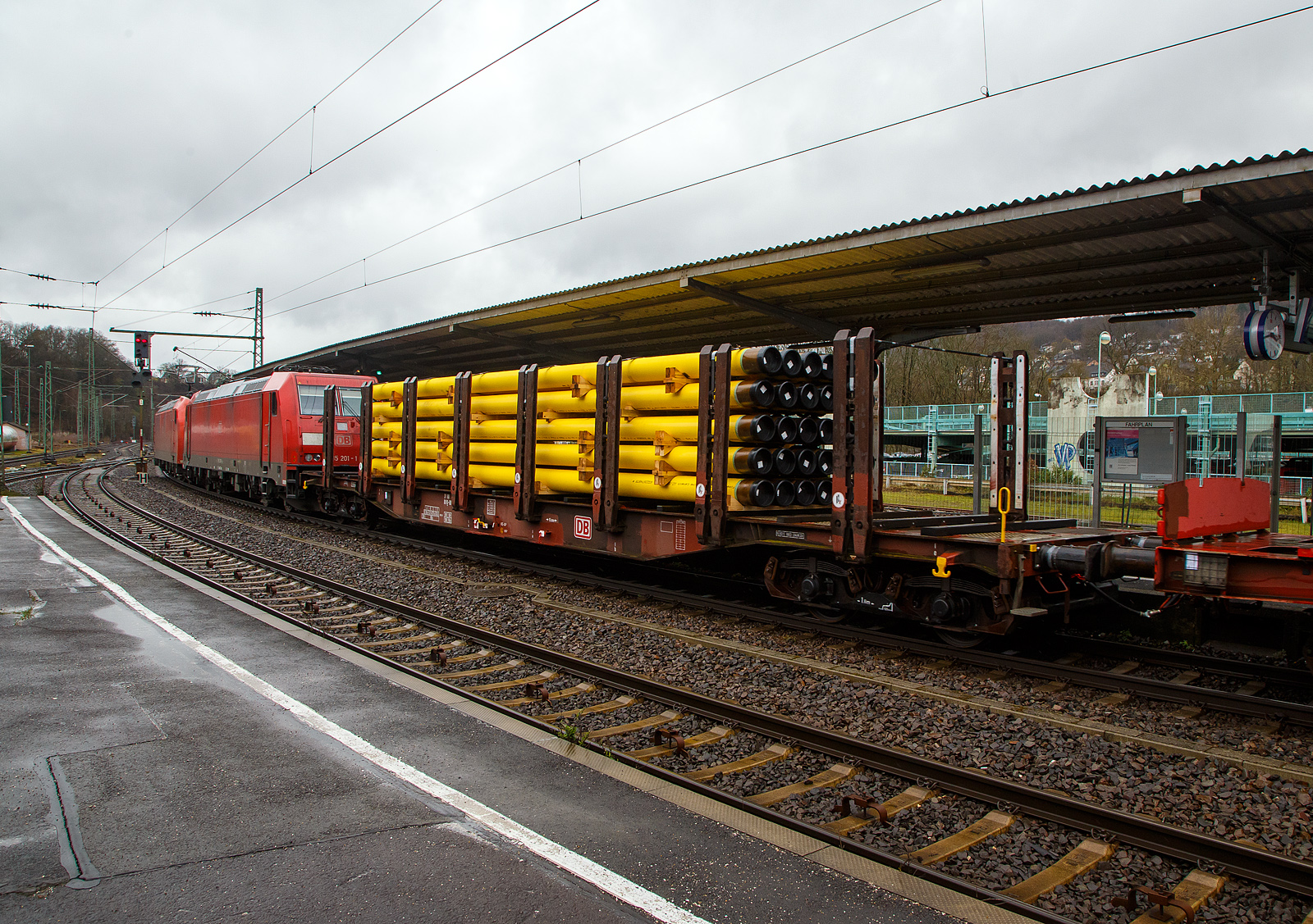 Vierachsiger Drehgestellflachwagen mit Rungen und Niederbindeeinrichtung, 31 80 4725 4xx-x D-DB, der Gattung Snps-x 719.1, der DB Cargo AG am 01.04.2023 im Zugverband bei einer Zugdurchfahrt im Bahnhof Betzdorf (Sieg). Hier beladen mit 30 gelb beschichteten Gasrohren bzw. HFI-längsnahtgeschweißte Stahlrohre Ø 323.9 x 12,7 (DN/NW 300 mm bzw. 12 ¾ Inch) mit gelber MAPEC® Polyethylen (HDPE)-Umhüllung), in Herstellungslänge vom 12 m. Das Metergewicht der Rohre beträgt 97,5 kg/m (ohne Umhüllung), so ist der Wagen mit ca. 36 t beladen. Der Hersteller der Stahlrohre ist die Mannesmann Line Pipe GmbH in Siegen (ex RW Fuchs), gehört zum Salzgitter-Konzern.

Der Drehgestell-Flachwagen wurde speziell für den Transport von Rohren, Profilstahl, Flachstahlprodukten sowie Stamm- und Schnittholz entwickelt und zeichnet sich durch hohe Ladekapazität aus. Das Ladegut wird durch Rungen mit Kunststoffleisten geschont. Die Längsseiten sind jeweils mit acht besonders breiten und belastbaren Rungen ausgerüstet, die mit dem Untergestell fest verbunden sind. Zur Verzurrung des Ladegutes ist jedes Rungenpaar mit einer Niederbindeeinrichtung versehen, die von einer Person bedient werden kann. Für die Auflage des Ladegutes sind hölzerne Ladeschwellen im Rungenbereich und im Abstand von 1 m von Wagenende vorhanden. Außerdem sind feste 5 mm niedrigere Hilfsladeschwellen zwischen den Rungen zur Unterstützung von leicht durchhängendem Ladegut (z. B. Schnittholz) angeordnet. Die Ladeschwellen sind genügend hoch, so dass die handelsüblichen Umschlagmittel verwendet werden können. Der Wagenboden ist mit einem begehbaren Loch- bzw. Riffelblech vollständig abgedeckt. Zur Aufnahme von Lasten oder zum Befahren mit Flurförderfahrzeugen sind die Abdeckungen nicht geeignet. 

TECHNISCHE DATEN:
Gattung: Snps-x 719.1
Spurweite: 1.435 mm (Normalspur)
Länge über Puffer: 20.840 mm
Drehzapfenabstand: 15.800 mm
Radsatzstand in den Drehgestellen: 1.800 mm
Ladelänge: 19.600 mm
Ladebreite: 2.723 mm (zwischen den Rungen)
Fußbodenhöhe über SO: 1.280 mm (OK Ladeschwelle)
Rungenhöhe: 2.000 mm
Eigengewicht: 23.950 kg 
Zuladung bei Lastgrenze S: 63 t (ab Streckenklasse D) 
Max. Geschwindigkeit: 100 km/h / 120 km/h (leer)
Kleinster Gleisbogenhalbmesser:	35 m
Bauart der Bremse: KE-GP
Verwendungsfähigkeit: RIV
