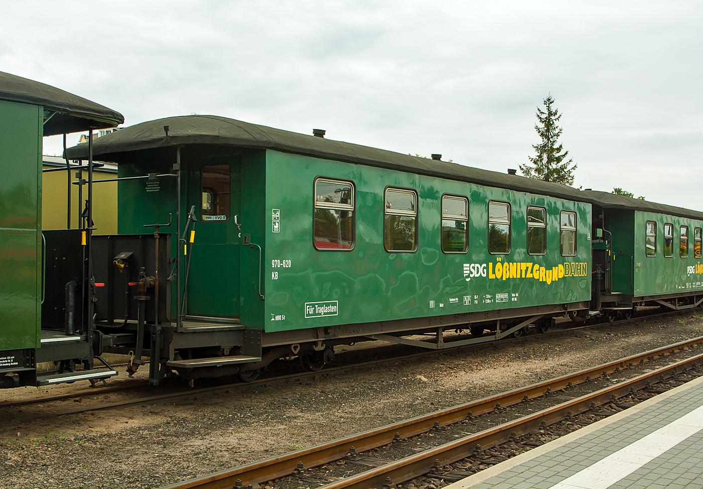 Vierachsiger modernisierter 750 mm-Schmalspur 2.Klasse Personenwagen mit Traglastenabteil, offenen Plattformen und Holzdach, SDG 970-620 (ex DR 970-620), der Gattung KB4, der SDG - Sächsische Dampfeisenbahngesellschaft mbH abgestellt im Zugverband am 27.08.2013 beim Schmalspur-Bahnhof Radebeul Ost (Lößnitzgrundbahn).
Der Wagen wurde 1928 von der Waggonbau Bautzen für die Deutsche Reichsbahn Gesellschaft (DRG) gebaut. Er ist einseitig als Traglastenwagen (für Kinderwagen etc.) modernisiert.

TECHNISCHE DATEN:
Spurweite: 750 mm
Anzahl der Achsen: 4
Länge über Puffer: 12.800 mm
Drehzapfenabstand: 7.500 mm
Eigengewicht: 10 t
Sitzplätze: 29 (in der 2. Klasse)
Bremse: KE-P 
