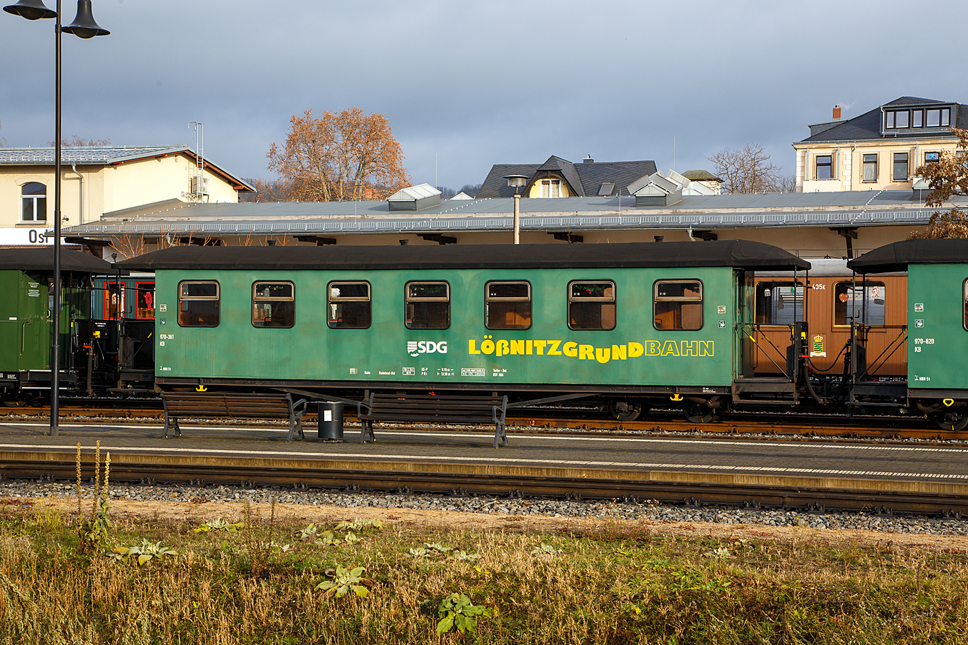 Vierachsiger modernisierter 750 mm-Schmalspur 2.Klasse Personenwagen mit offenen Plattformen und Tonnenholzdach, SDG 970-361 (ex DB 970-361, ex DR 970-361), der Gattung KB4, der SDG - Schsische Dampfeisenbahngesellschaft mbH abgestellt im Zugverband am 07.12.2022 beim Schmalspur-Bahnhof Radebeul Ost (Lnitzgrundbahn).

Der Wagen wurde 1913 von der Waggon- und Maschinenfabrik Aktien-Gesellschaft vorm. Busch in Bautzen fr die Schsischen Staatseisenbahnen (K.Schs.Sts.E.B.)  gebaut. Die lteren Nummern der Deutsche Reichsbahn (1950 - 1958) 7.xxxx, der Deutsche Reichsbahn Gesellschaft / DR (1927 - 1950) K 3xx, sowie der Kniglich Schsische Staatseisenbahnen (1913 – 1927) xxx K, sind mir leider unbekannt.

TECHNISCHE DATEN:
Spurweite: 750 mm
Anzahl der Achsen: 4
Lnge ber Puffer: 13.500 mm
Drehzapfenabstand: 8.100 mm
Eigengewicht: 10 t
Sitzpltze: 38 (in der 2. Klasse)
Bremse: KE-P 