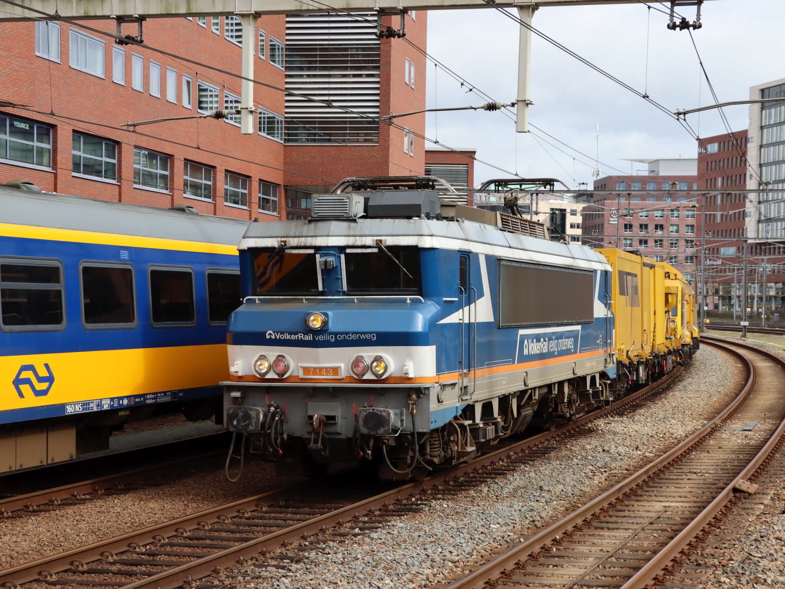 VolkerRail Lokomotive 7143 (NL NS 91 84 1560 743-4) ex-NS 1743 Gleis 8 Bahnhof Amersfoort centraal 12-03-2026.

VolkerRail locomotief 7143 (NL NS 91 84 1560 743-4) ex-NS 1743 spoor 8 station Amersfoort centraal 12-03-2026.