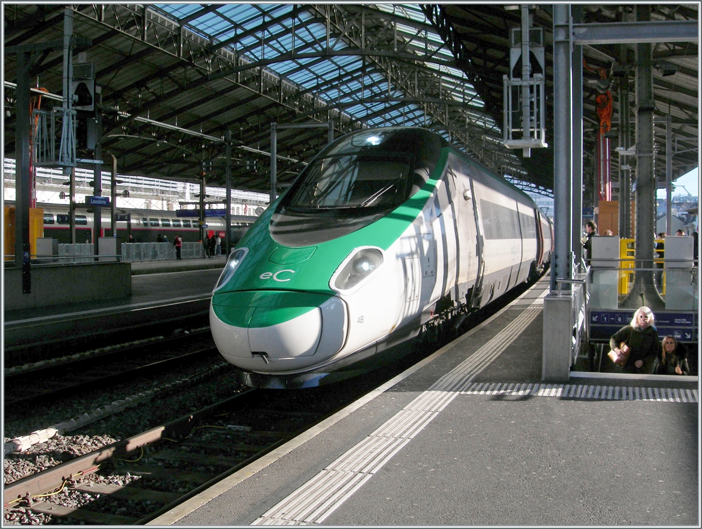 Vor ein paar Wochen, bei der Ankündigung von SBB und TI in Milano von neuen Direktverbindungen ab Zürich nach Livorno und Firenze wurde auch gleich ein grüner Pinocchio der Presse vorgestellt. Demnach unterzieht Treniatlia ihre ETR 610 einer Renovation, zu welcher auch ein Anstrich in den neuen eC Farben gehört. Heute gelang es mir endlich einen solchen ETR 610 zu fotografieren, auch wenn Ort und Licht nicht ideal waren. Der FS Trenitlia ETR 610 004 ist als EC 40 von Milano nach Genève unterwegs und zeigt sich beim Halt in Lausanne. Interessanterweise fehlt dem Zug der in Italien obligatorische rote Warnbalkan an der Front. Die erste Begegnung mit dem  neuen  ETR 610 war interessant und es wird sicher noch weitere Bilder bei bessern Verhältnissen geben, sie war aber auch Ansporn, die  alte  Farbgebung noch so oft wie möglich festzuhalten. 16. Dezember 2024