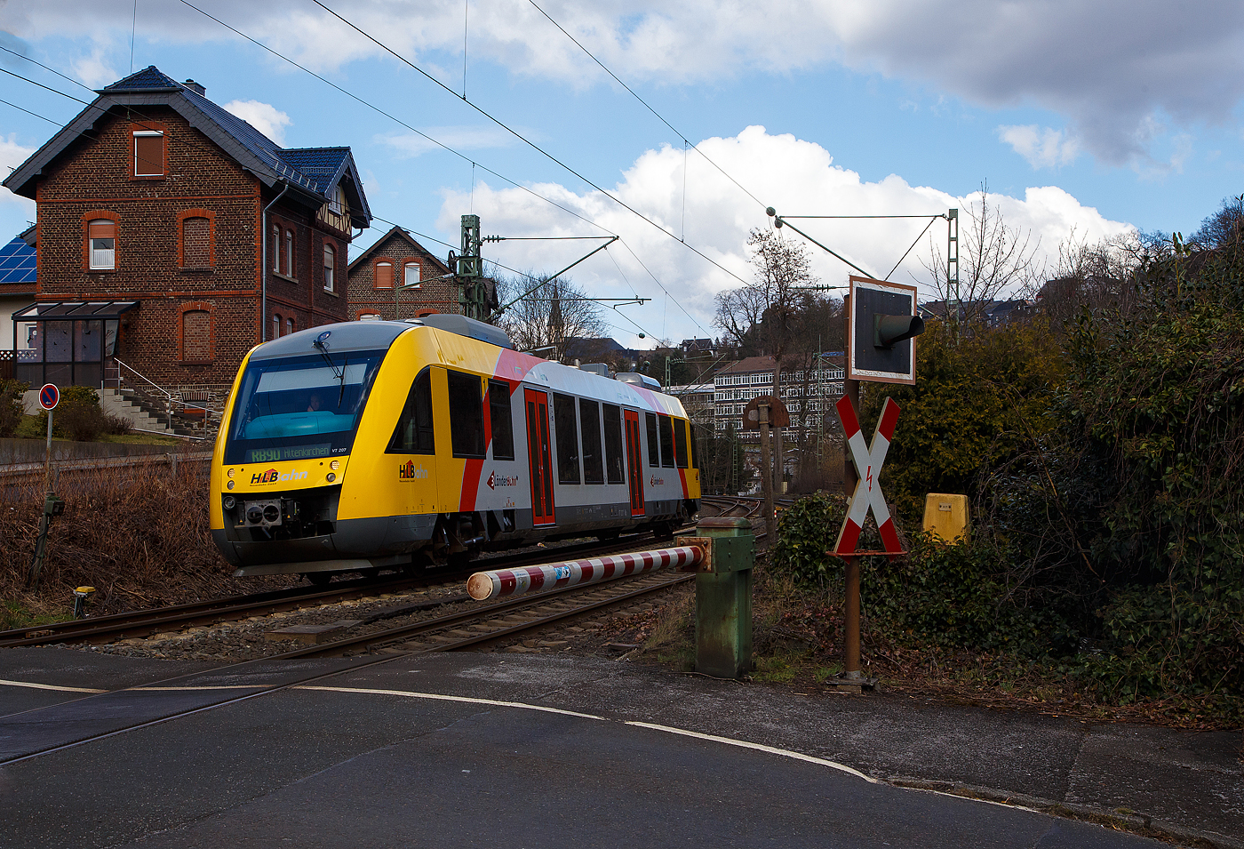 VT 207 ABp (95 80 0640 107-8 D-HEB) ein Alstom Coradia LINT 27 der HLB (Hessische Landesbahn), ex VT 207 der vectus, verlsst am 19.03.2021 Kirchen/Sieg, in Richtung Betzdorf/Sieg, hier beim B 121,129. Er fhrt als RB 90   Westerwald-Sieg-Bahn   die Verbindung Siegen - Betzdorf – Au – Altenkirchen.