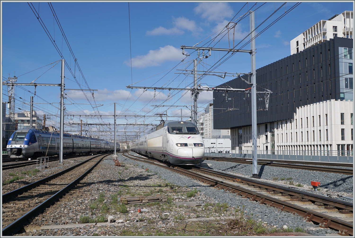 Während links im Bild der SNCF 27672 und ein weiterer als TER in Lyon Part Dieu ankommen, erreicht der RENFE AVE 100 221-1 (9 6 71 9-100 221-1) vom (ehemaligen) Bahnhof Lyon Brottaux, wo der Zug kurzzeitig abgestellt war, zur Bereitstellung den Bahnhof Lyon Part Dieu. 

13. März 2024