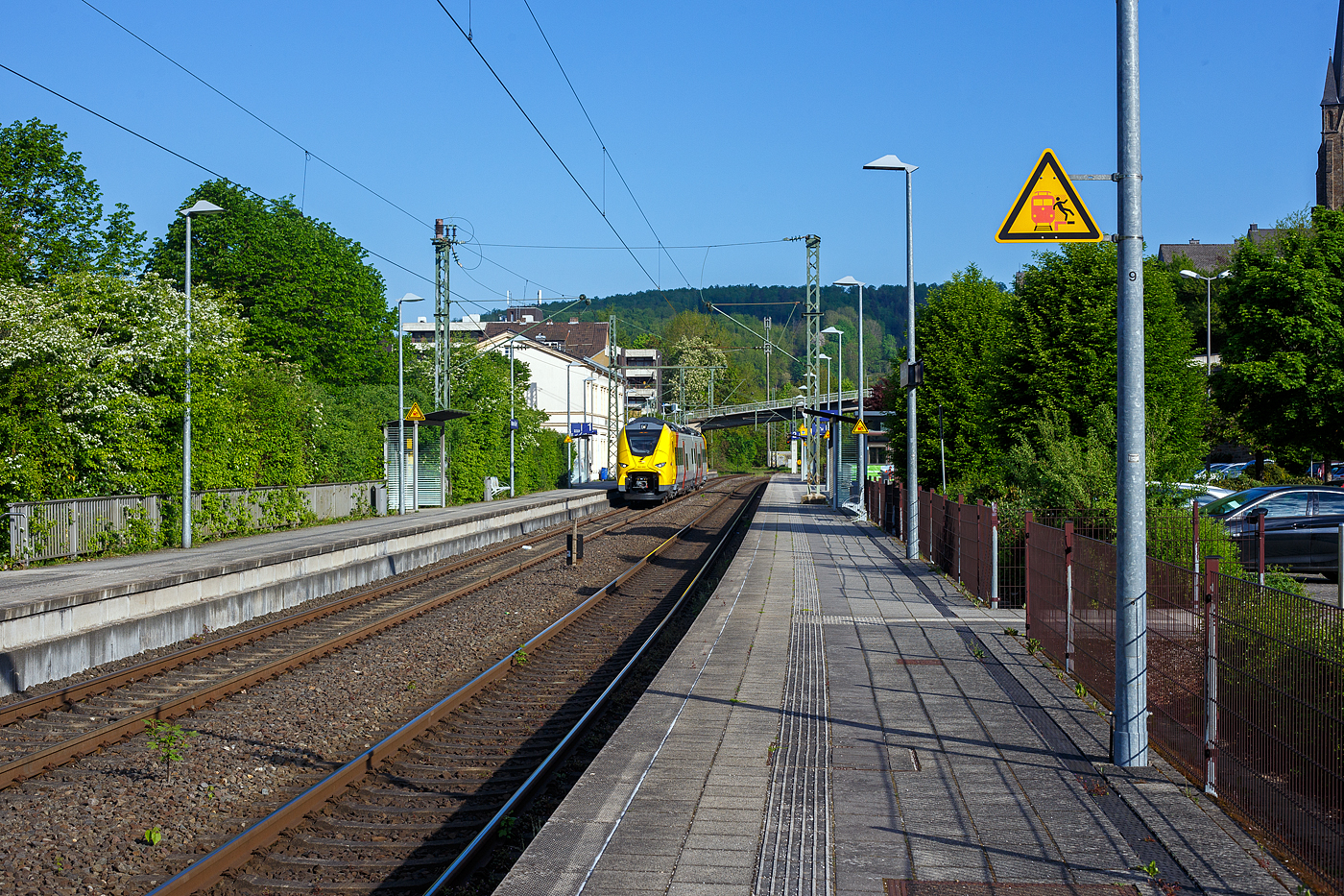 Was kommt den da, einer der drei neuen zweiteiligen Hybridtriebzüge (E/Akku) der BR 563 vom Typ SIEMENS Mireo Plus B der HLB (Hessische Landesbahn GmbH). Der HLB 563 802 / 563 902 (94 80 0563 802-8 D-HEB / 94 80 0563 902-6 D-HEB) fährt am 02 Mai 2025 auf Leerfahrt durch den Bahnhof Kirchen/Sieg in Richtung Betzdorf. Der Triebzug fährt hier sogar im Batteriemodus, denn es kein Stromabnehmer angehoben.  

Der zweiteilige SIEMENS Mireo Plus B wurden 2024/25 von SIEMENS in Krefeld gebaut und im April 2025 an die HLB ausgeliefert.
