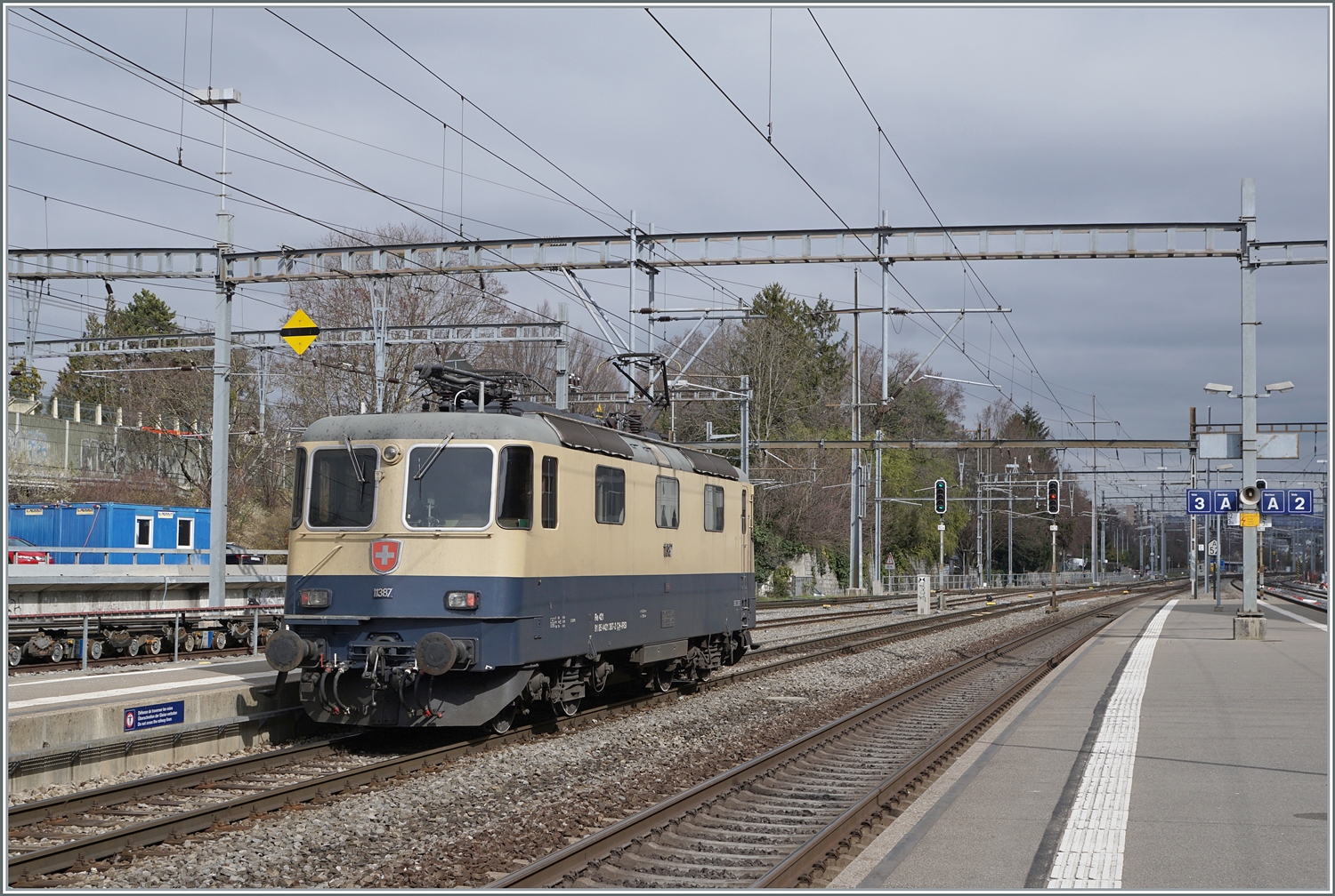 Wettermässig waren meine bisherigen  IRSI Rheingold Re 4/4 II 11387 (Re 421 387) bei der BAM eher von lichtarmen Verhältnissen geprägt. Doch kurz um die Mittagszeit erhellten ein paar Sonnenstrahlen die Szenerie, als die IRSI  Rheingold  Re 4/4 II 11387 (Re 421 387), die eine Kieszug nach Morges gebracht hatte, diesen stehen liess und nun, wie zu sehen, in Richtung Lausanne Triage fährt, um dort einen weiteren Kieszug abzuholen.

4. März 2024