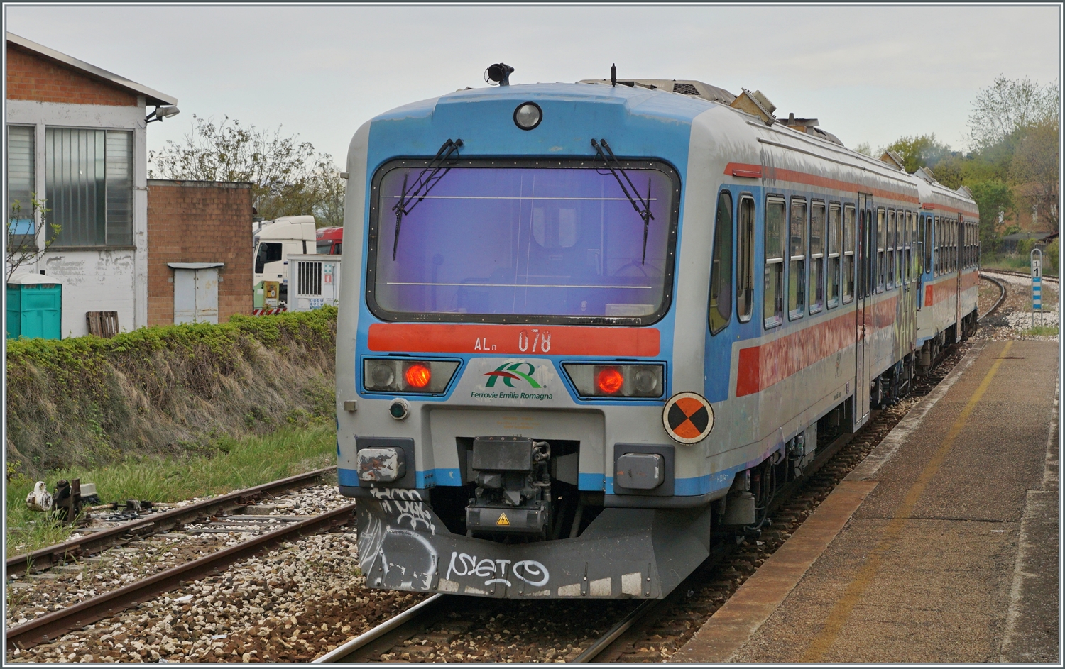 Wie gut konnte man im verschmierten Aln 663 019/018 die Fenster ffnen! So konnte ich in Sorbolo den entgegenkommenden TPER 90321 bestehende aus den FER Aln 663 068 und 078 fotografieren.

17. April 2023