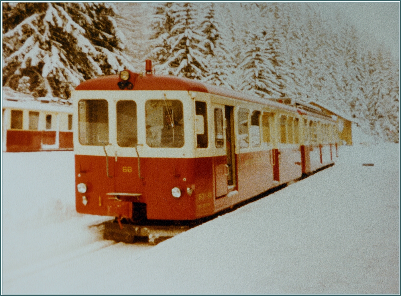  Winterliche M-C  steht neben dem Datum als einzige Notiz zu diesen alten Bilder aus Le Châtelard Frontière. 
Das erste Bild zeigt eine aus Martigny hierangekommen Regionalzug mit dem Bt 66 an der Spitzte und einem BDeh 4/4. 

Analogbild vom 19. Dez. 1981