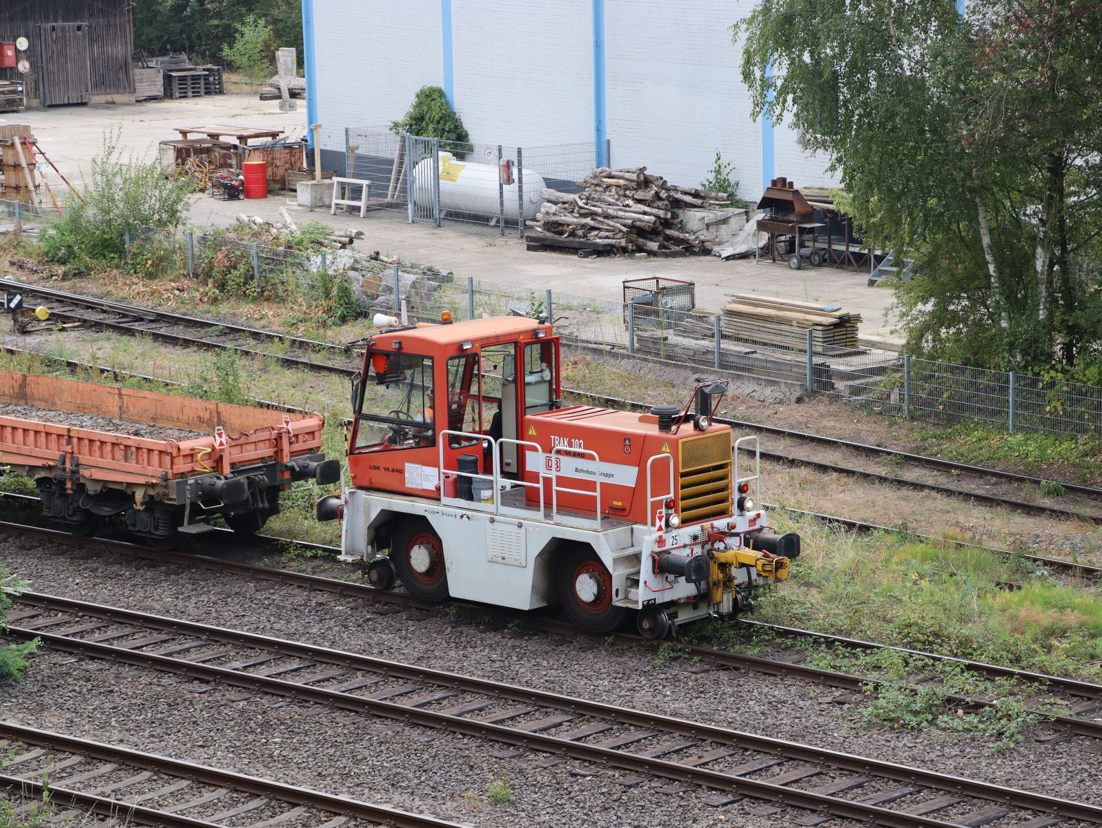 Zephir Zweiwegefahrzeug Typ Lok 14.240, Bahnbau Gruppe TRAK 103 mit Nummer 99 80 9909 027-1 Duisburg Entenfang 18-08-2022.


Bahnbau Gruppe loc 14.240 Zephir rail wegvoertuig TRAK 103 met nummer 99 80 9909 027-1  Duisburg Entenfang 18-08-2022.
