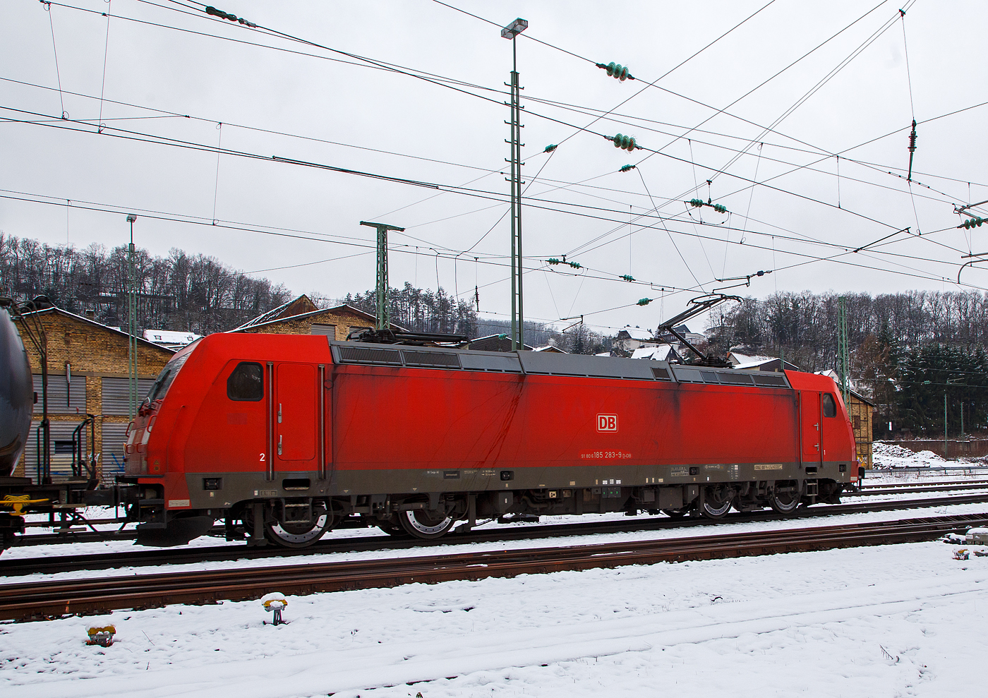 Zum Glück hatte ich diese Seitenportrait gemacht, ansonsten hätte ich die Loknummer, wegen Schnee an der Front, nicht lesen können....
Die 185 287-9  (91 80 6185 283-9 D-DB) fährt am 08.03.2023, mit einem Kesselwagenzug (Ladegut laut Gefahrgutkennzeichnung nicht genau genannte Erdöldestillate bzw. Erdölprodukte), durch Betzdorf (Sieg) in Richtung Köln.

Die TRAXX F 140 AC2 wurde 2006 von der Bombardier Transportation GmbH in Kassel unter der Fabriknummer 34146 gebaut.
