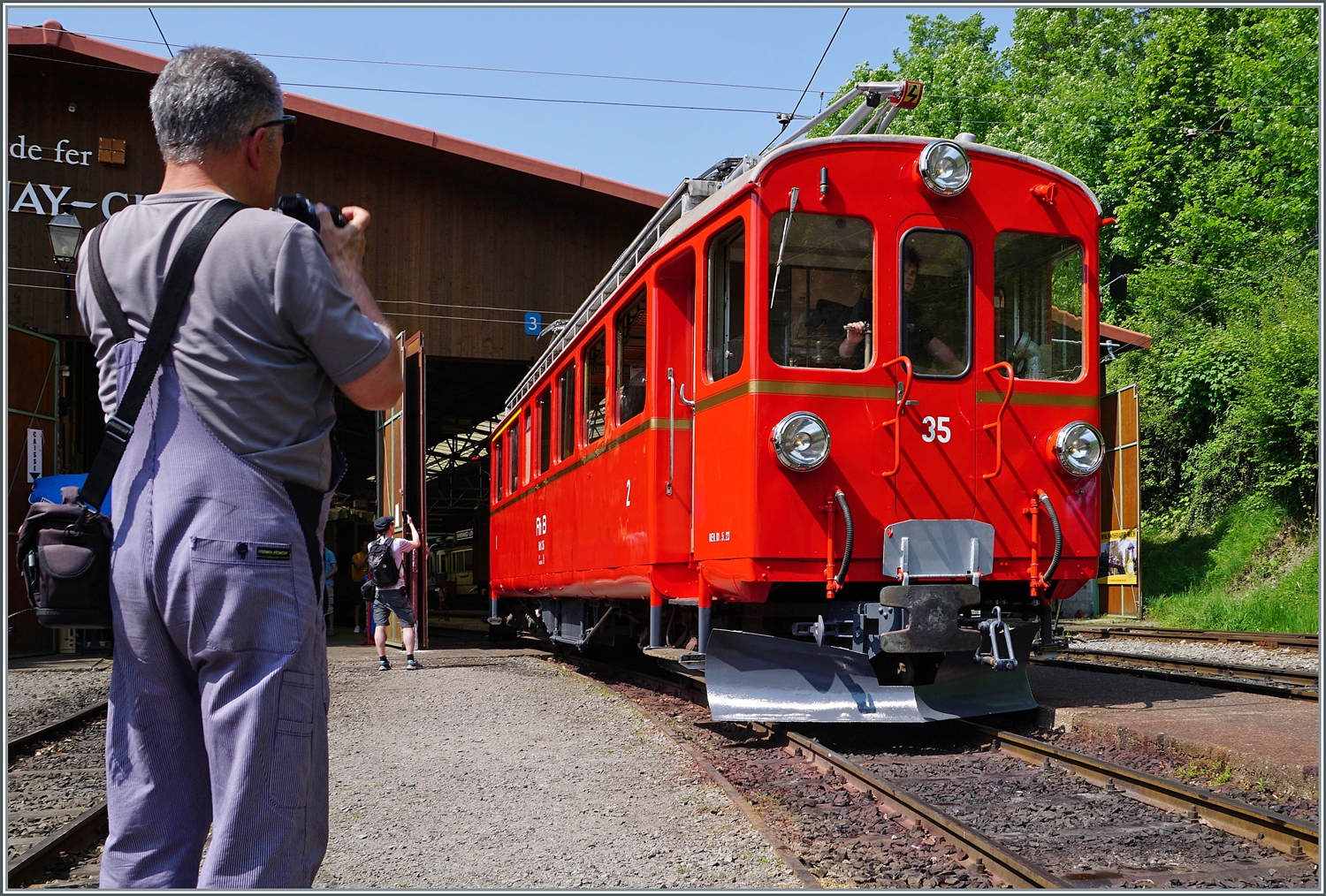 Zur grossen berraschung zeigte sich am folgenden Tag der frisch revidierte RhB ABe 4/4 I 35 der Blonay Chamby Bahn dann kurz den Betrachtern (und Fotografen) in Chaulin. 

29. Mai 2023