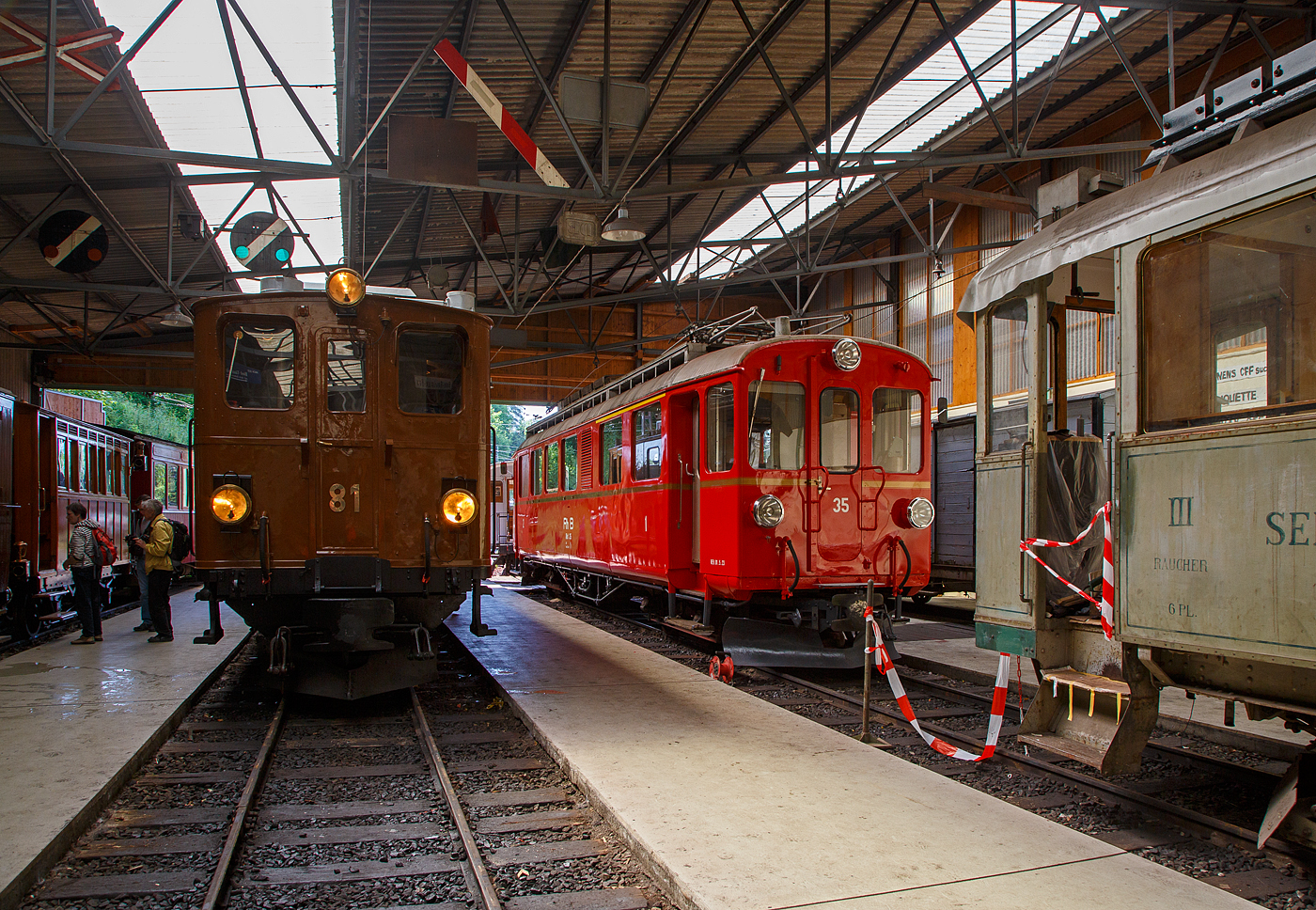 Zwei Berninabahn-Juwelen nebeneinander am 27.05.2022 im Museum Chaulin,  links die ex BB Ge 4/4 81, ex BB Ge 6/6 81 (später RhB Ge 4/4 81 bzw. 181)  und rechts dahinter der Triebwagen der Berninabahn RhB ABe 4/4 I 35, ex BB ABe 4/4 10, ex BCe 4/4 10, 