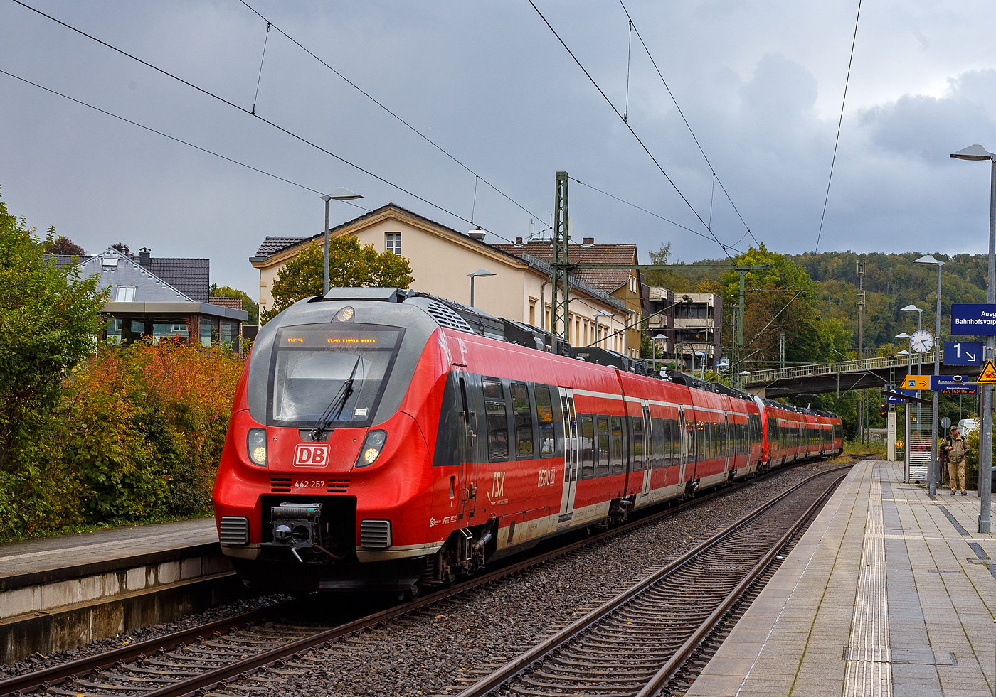 Zwei gekuppelte Bombardier Talent 2 (der vierteilige 442 257 / 757 und der fünfteilige 442 302 / 442 402) der DB Regio NRW am 28 September 2024, als  RE 9 - Rhein Sieg Express (RSX) Siegen - Köln – Aachen, beim Halt im Bahnhof Kirchen/Sieg.