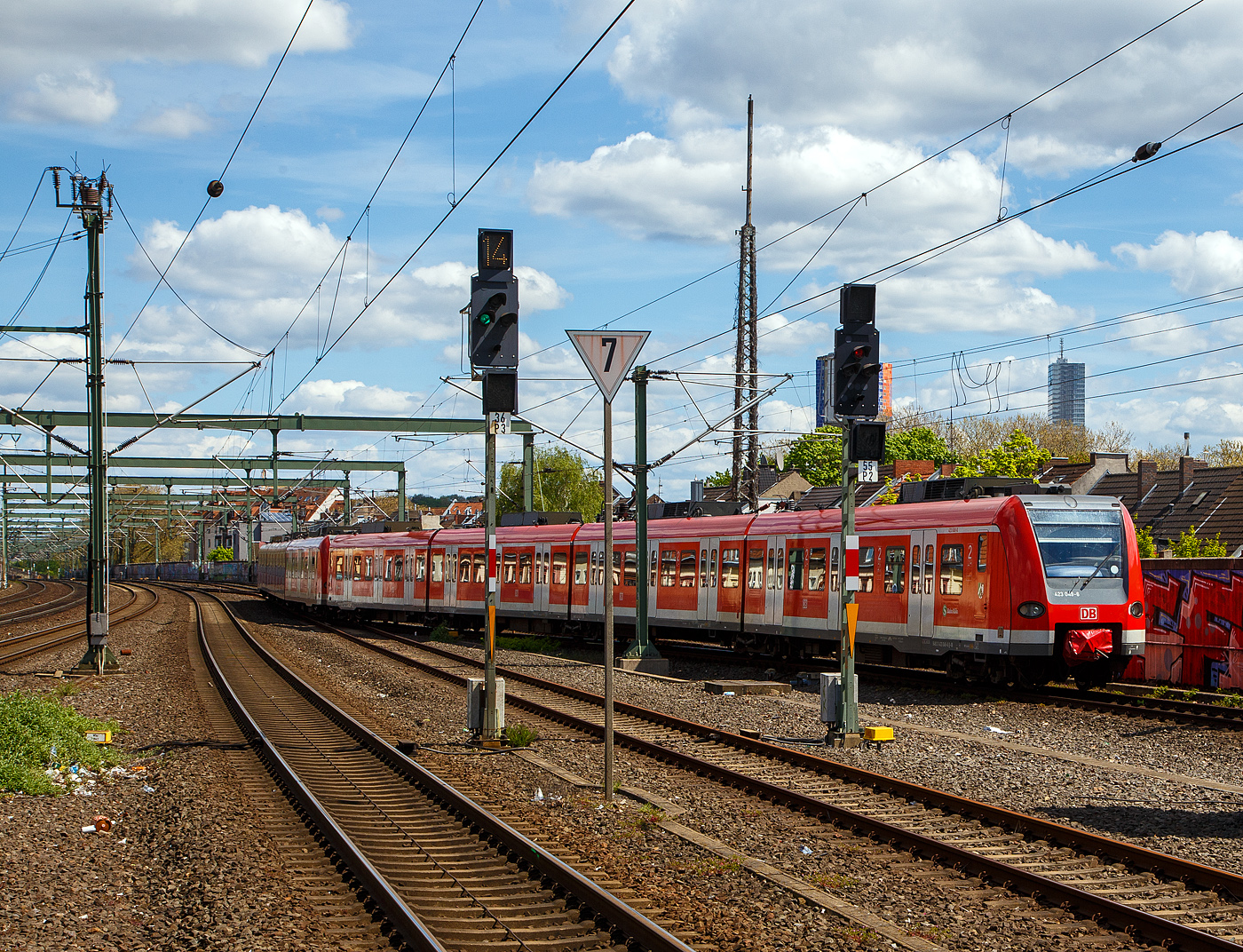 Zwei gekuppelte vierteilige ET 423 (Elektrotriebzüge) der S-Bahn Köln (betrieben durch die DB Regio AG – NRW) verlassen am 30.04.2023, als S19 nach Hennef(Sieg), Bahnhof Köln-Ehrenfeld in Richtung Köln Hbf.

Der Halbzug bestand aus den Triebzügen:
Vorne der 423 197 / 433 197 / 433 697 / 423 697 und dahinter dem 432 549 / 433 549 / 433 049 / 423 049.