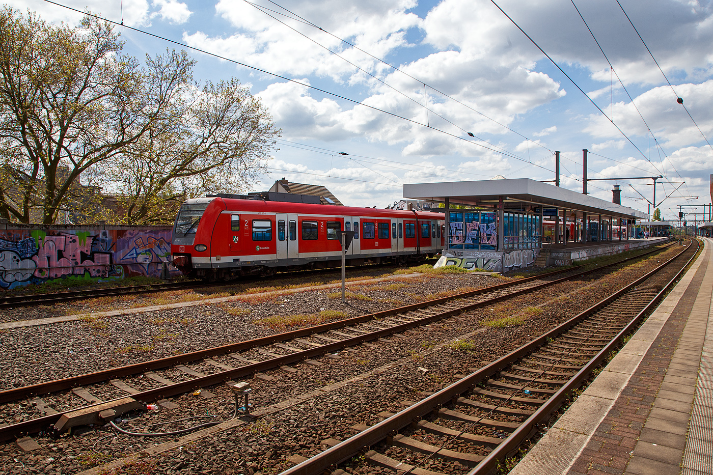 Zwei gekuppelte vierteilige ET 423 (Elektrotriebzüge) der S-Bahn Köln (betrieben durch die DB Regio AG – NRW) verlassen am 30.04.2023, als S19 nach Hennef(Sieg), Bahnhof Köln-Ehrenfeld in Richtung Köln Hbf.

Der Halbzug bestand aus den Triebzügen:
Vorne der 423 197 / 433 197 / 433 697 / 423 697 und dahinter dem 432 549 / 433 549 / 433 049 / 423 049.