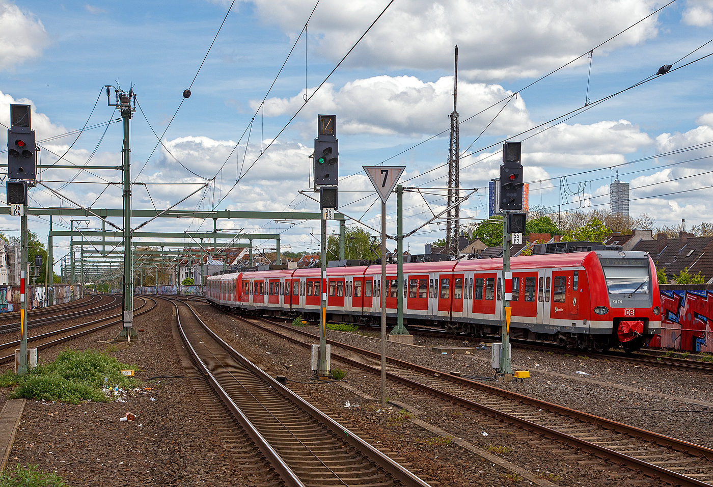 Zwei gekuppelte vierteilige ET 423 (Elektrotriebzüge der Baureihe 423) der S-Bahn Köln (betrieben durch die DB Regio AG – NRW) verlassen am 30.04.2023, als S19 nach Hennef(Sieg), den Bahnhof Köln-Ehrenfeld in Richtung Köln Hbf.